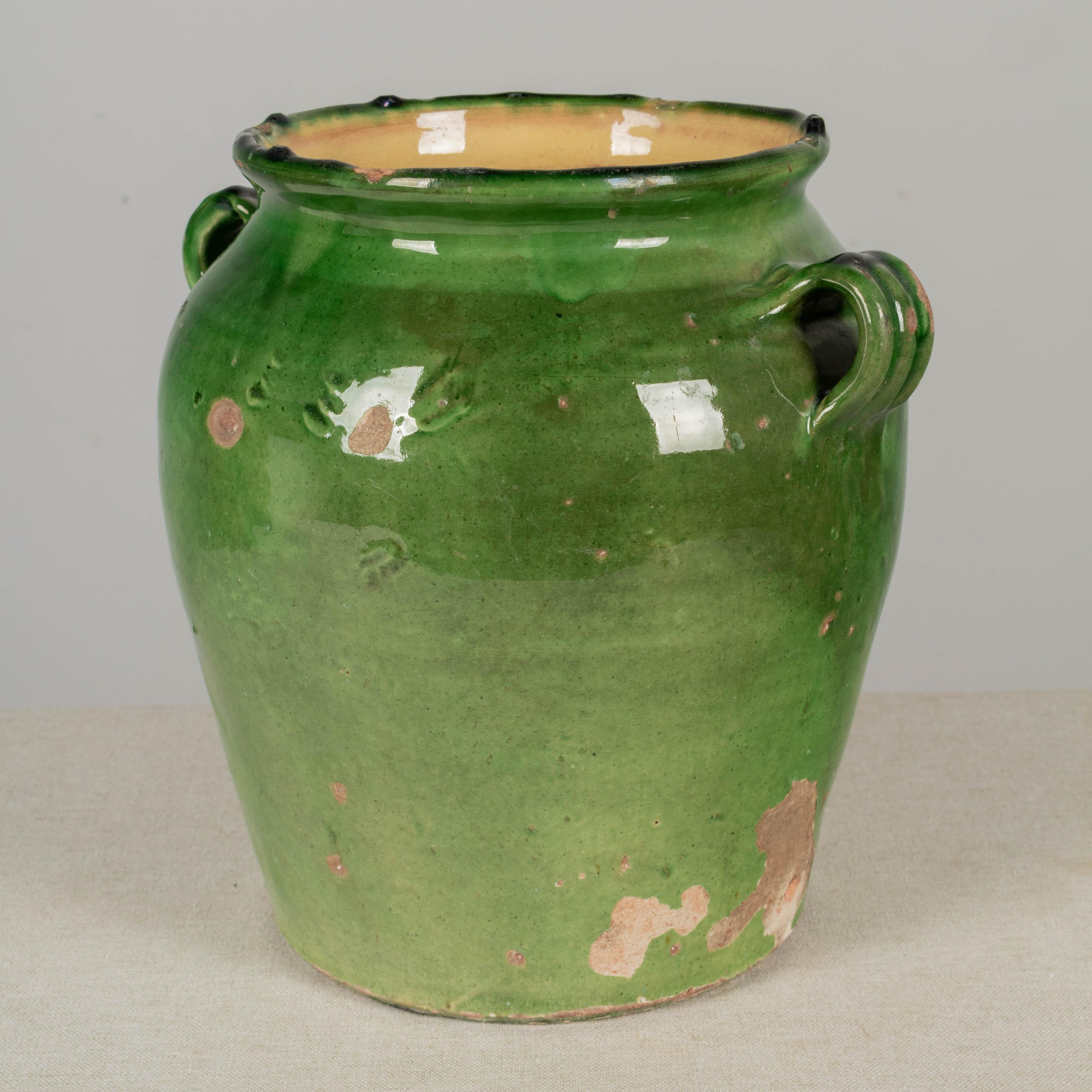 Français Vase ou pot à caches en terre cuite émaillée vert de France en vente