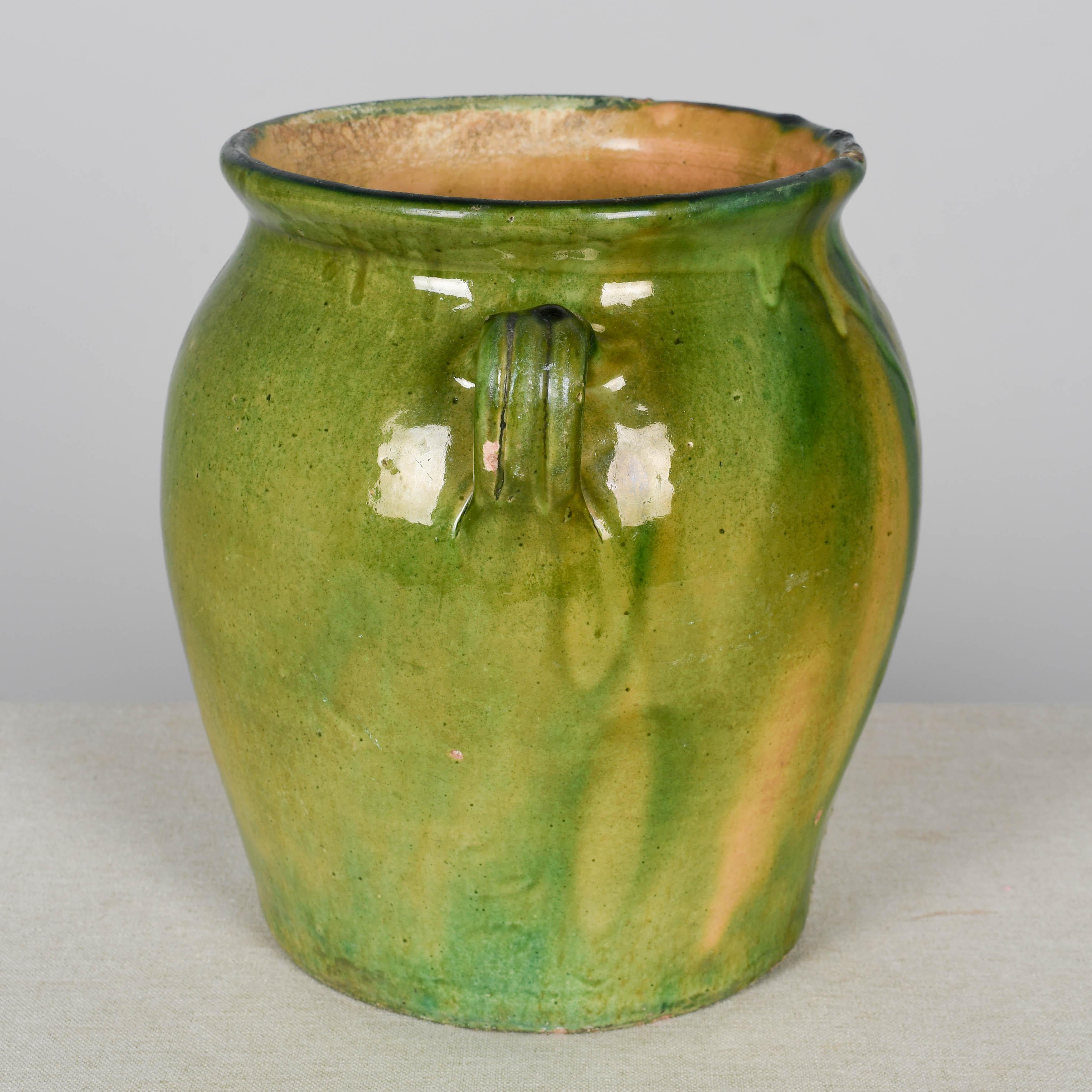 Vernissé Vase ou pot à caches en terre cuite émaillée vert de France en vente