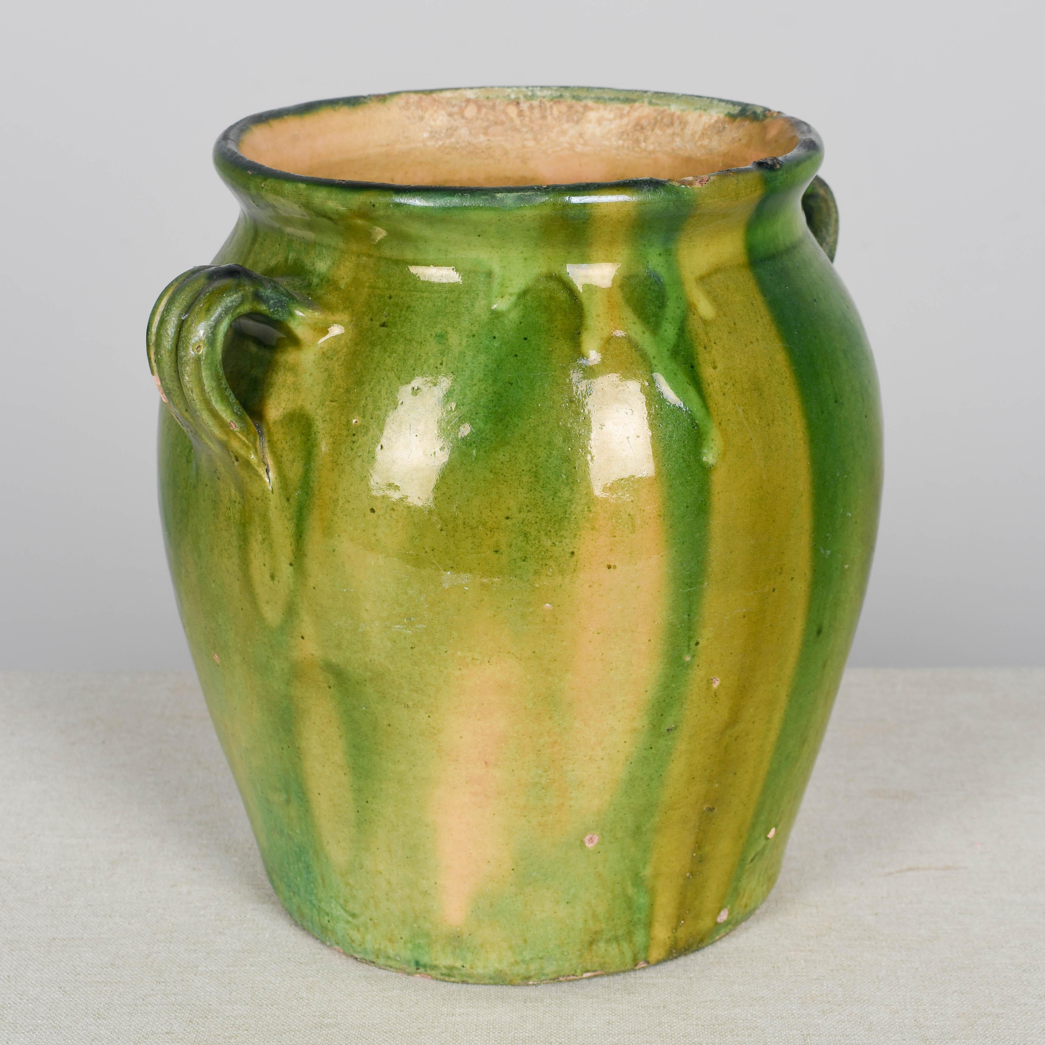 Vase ou pot à caches en terre cuite émaillée vert de France Bon état - En vente à Winter Park, FL