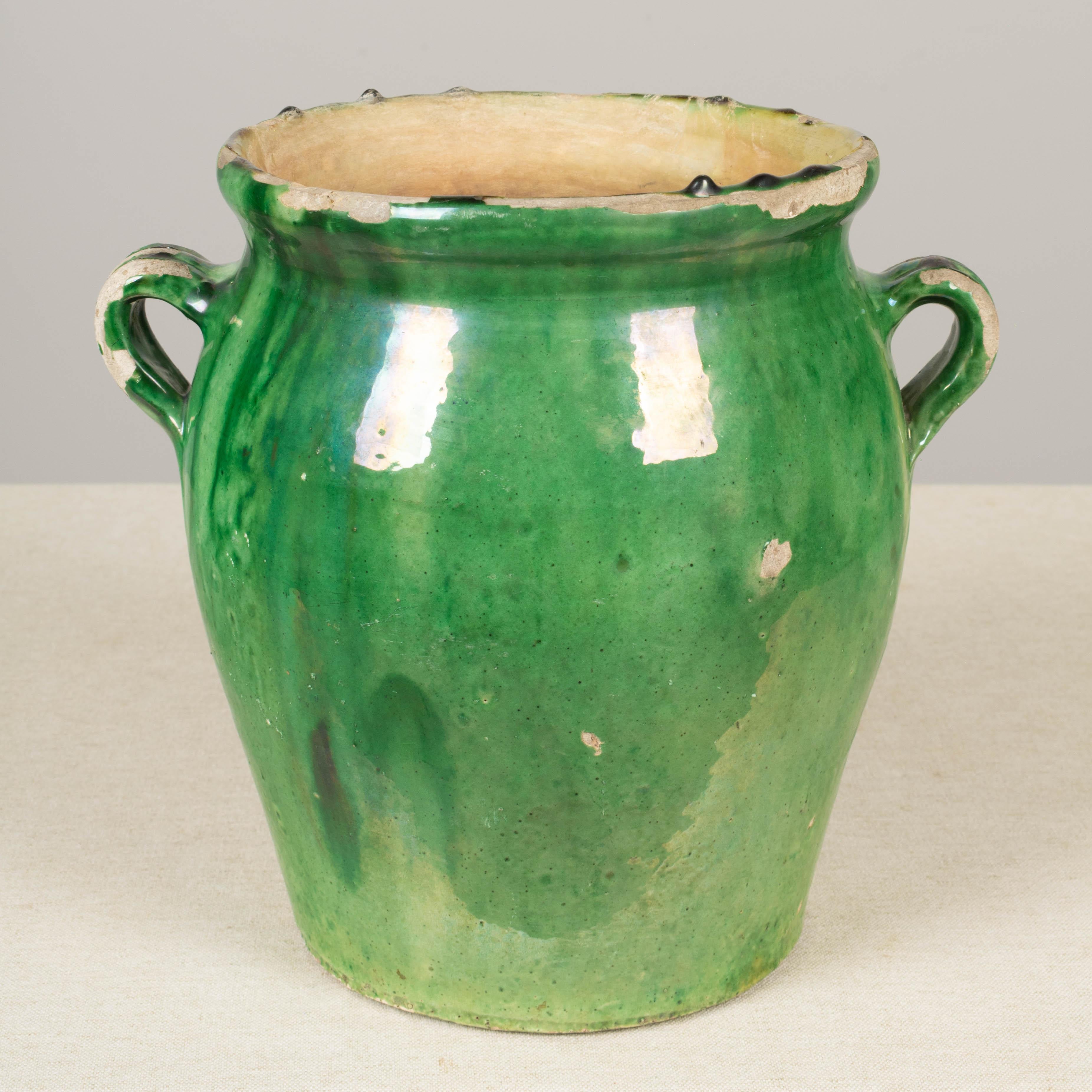 Fait main Vase ou pot à caches en terre cuite émaillée vert de France en vente