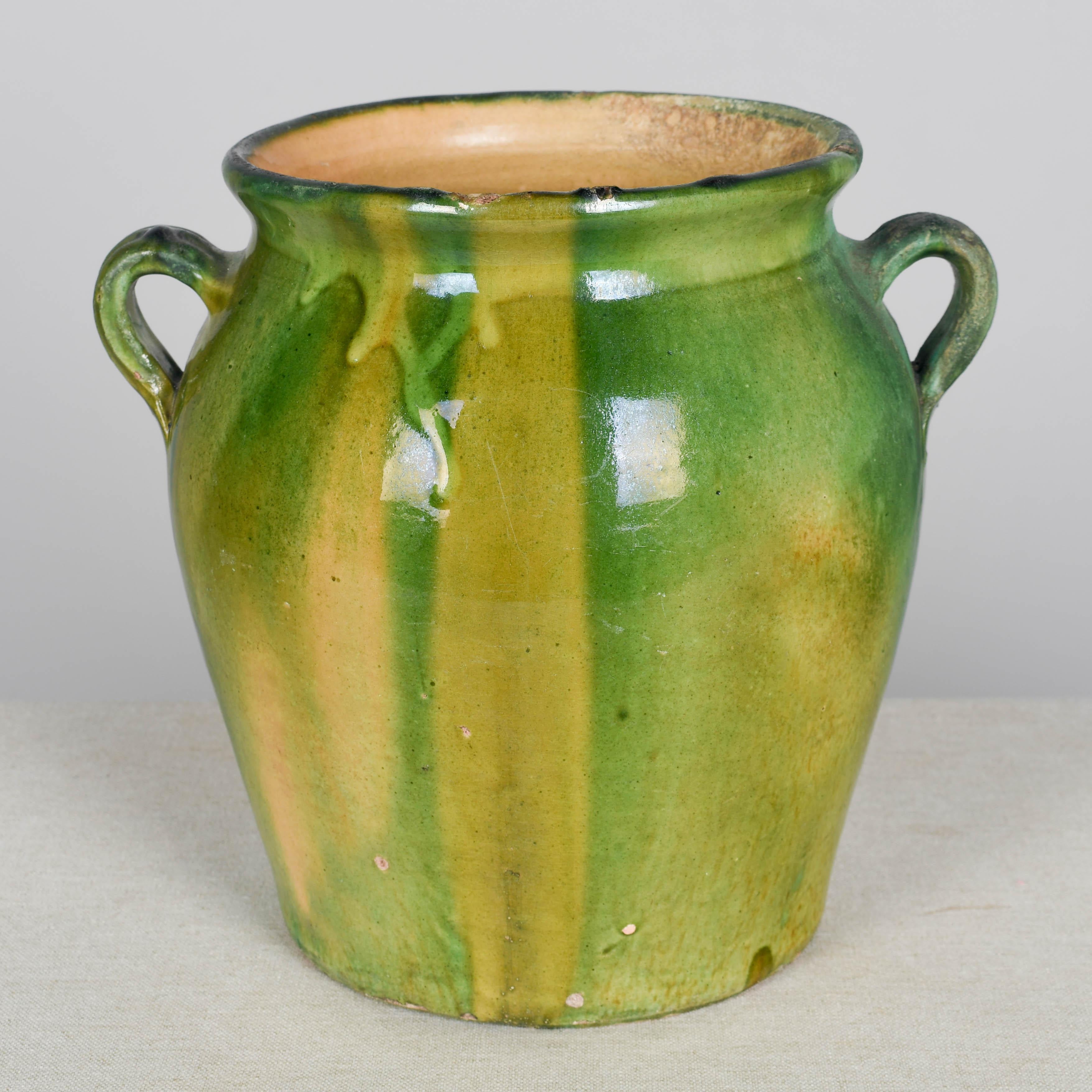 20ième siècle Vase ou pot à caches en terre cuite émaillée vert de France en vente