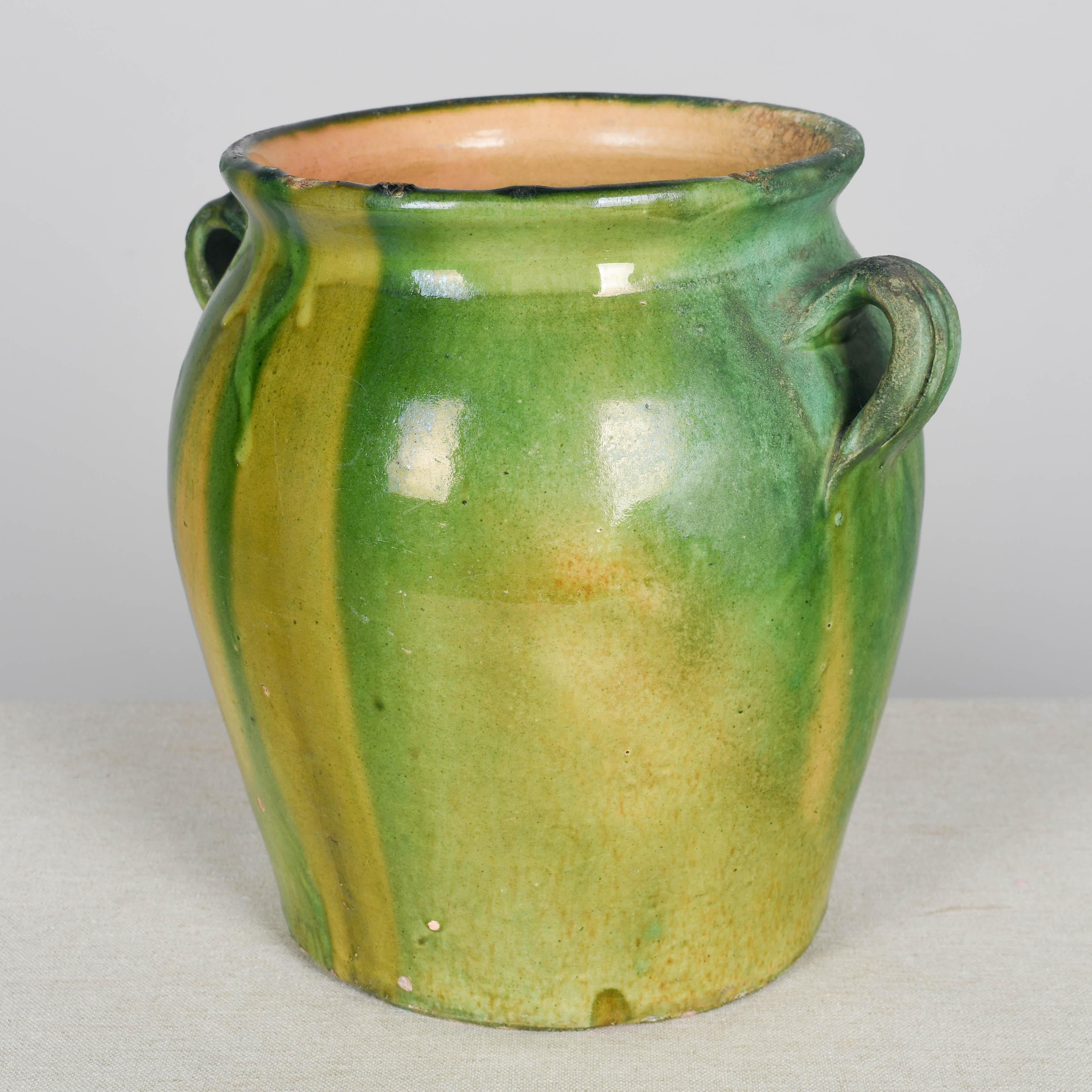 Terre cuite Vase ou pot à caches en terre cuite émaillée vert de France en vente
