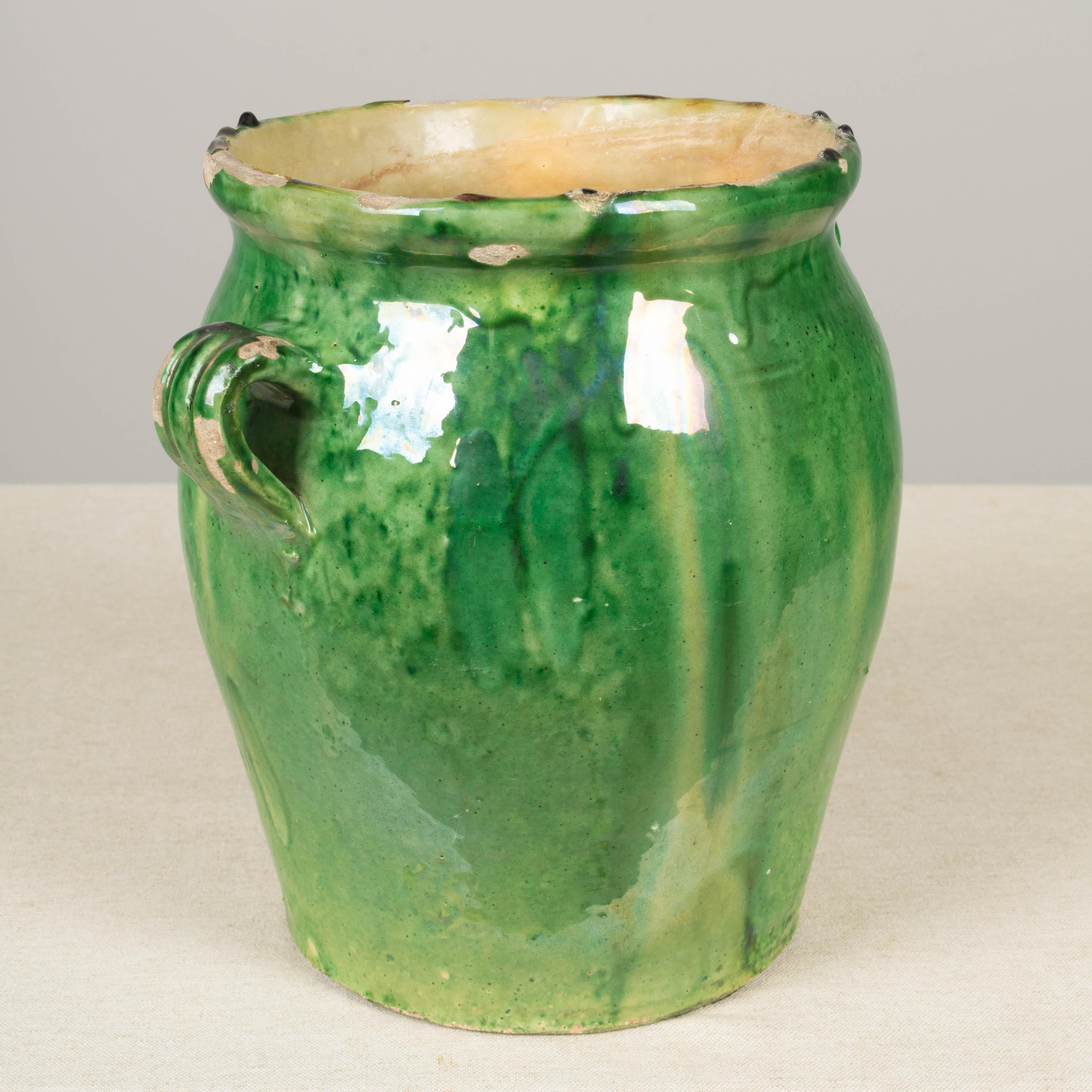 20ième siècle Vase ou pot à caches en terre cuite émaillée vert de France en vente