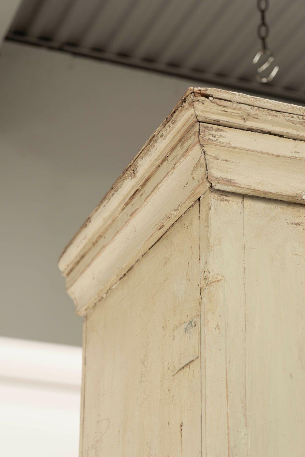 Armoire française peinte en vert-gris avec panneaux émaillés 2