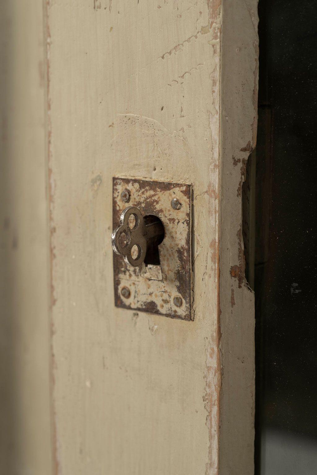 Armoire française peinte en vert-gris avec panneaux émaillés 3
