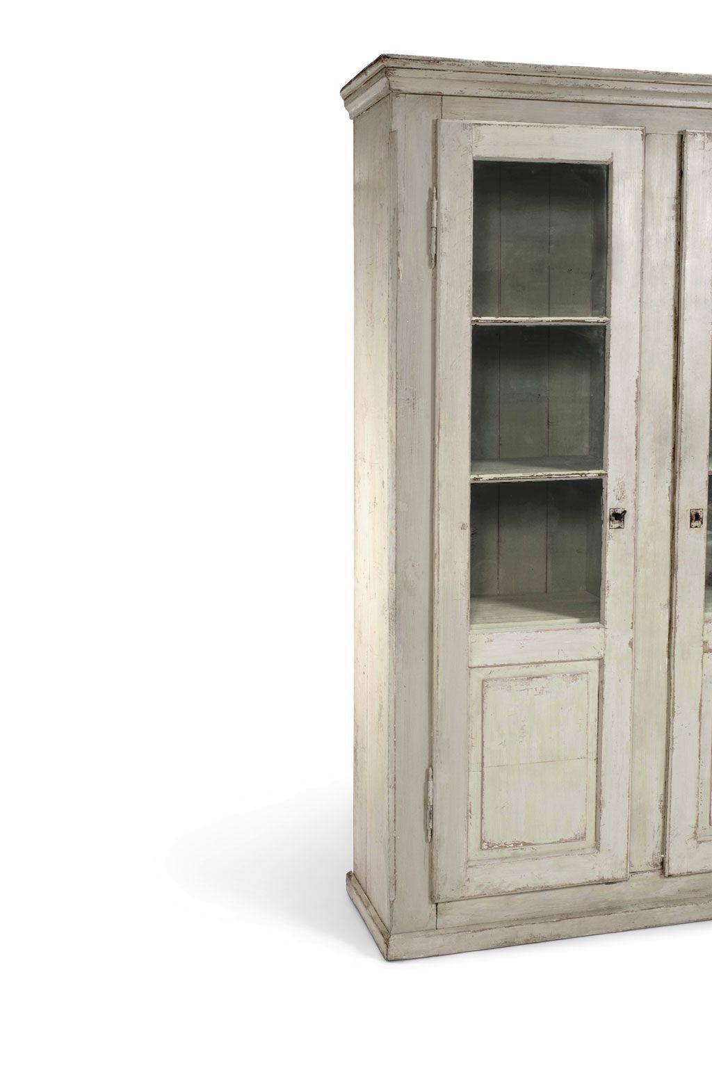 Armoire française peinte en vert-de-gris avec panneaux vitrés. Armoire du 19ème siècle en peinture vert-gris ancienne. A l'origine, il s'agissait d'un meuble de rangement encastré. Le dos et l'intérieur sont peints en vert foncé plus tard. Chaque