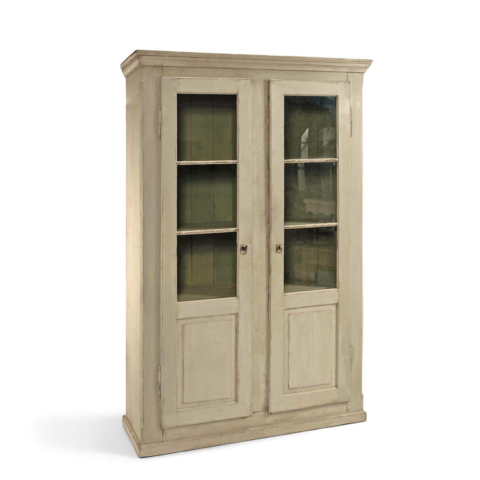 Provincial français Armoire française peinte en vert-gris avec panneaux émaillés