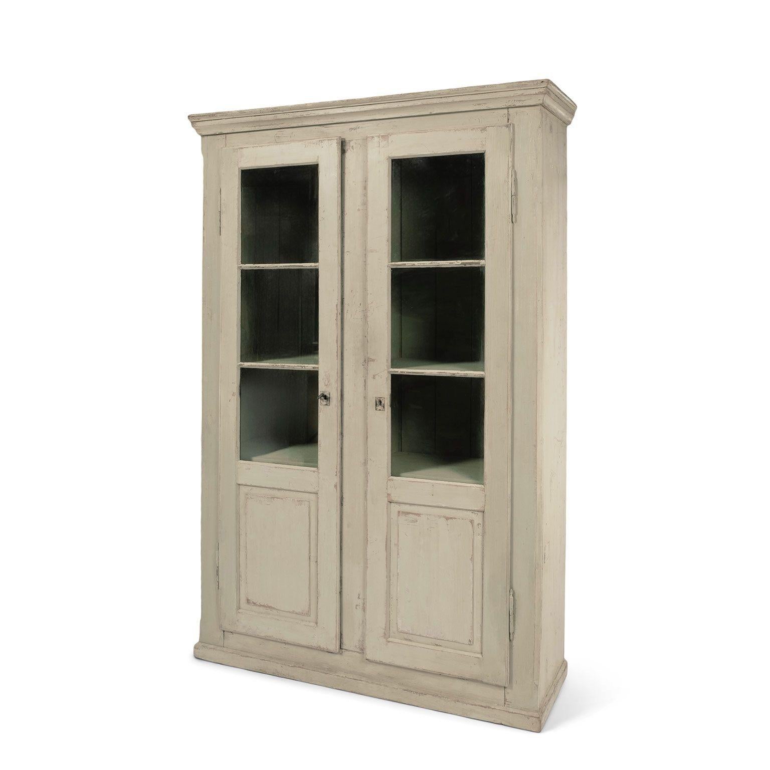 Français Armoire française peinte en vert-gris avec panneaux émaillés