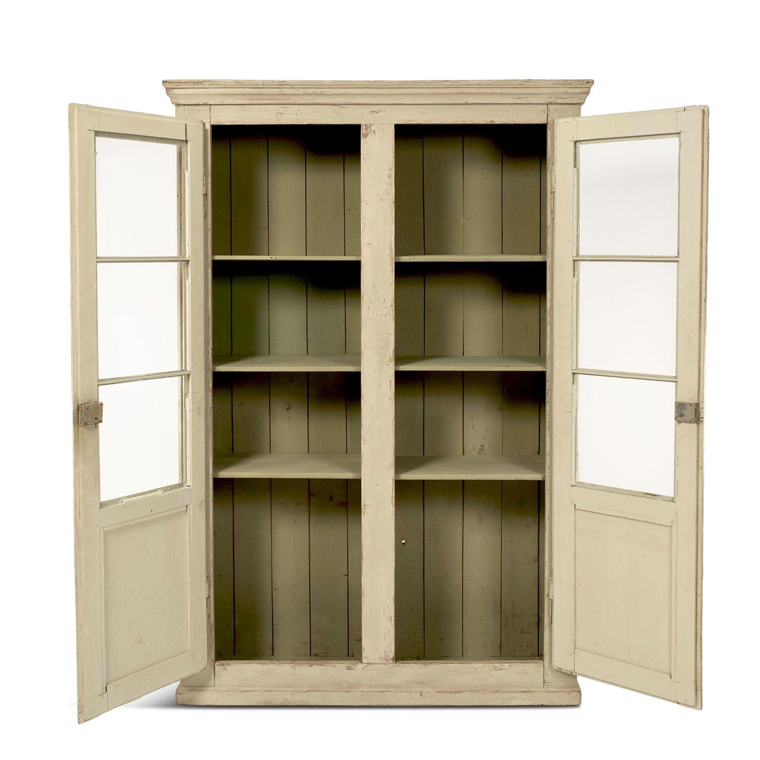 Sculpté à la main Armoire française peinte en vert-gris avec panneaux émaillés