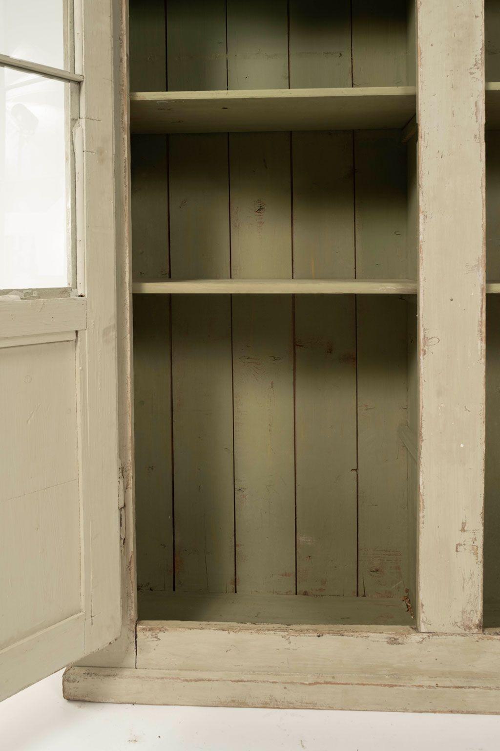 Armoire française peinte en vert-gris avec panneaux émaillés Bon état à Houston, TX
