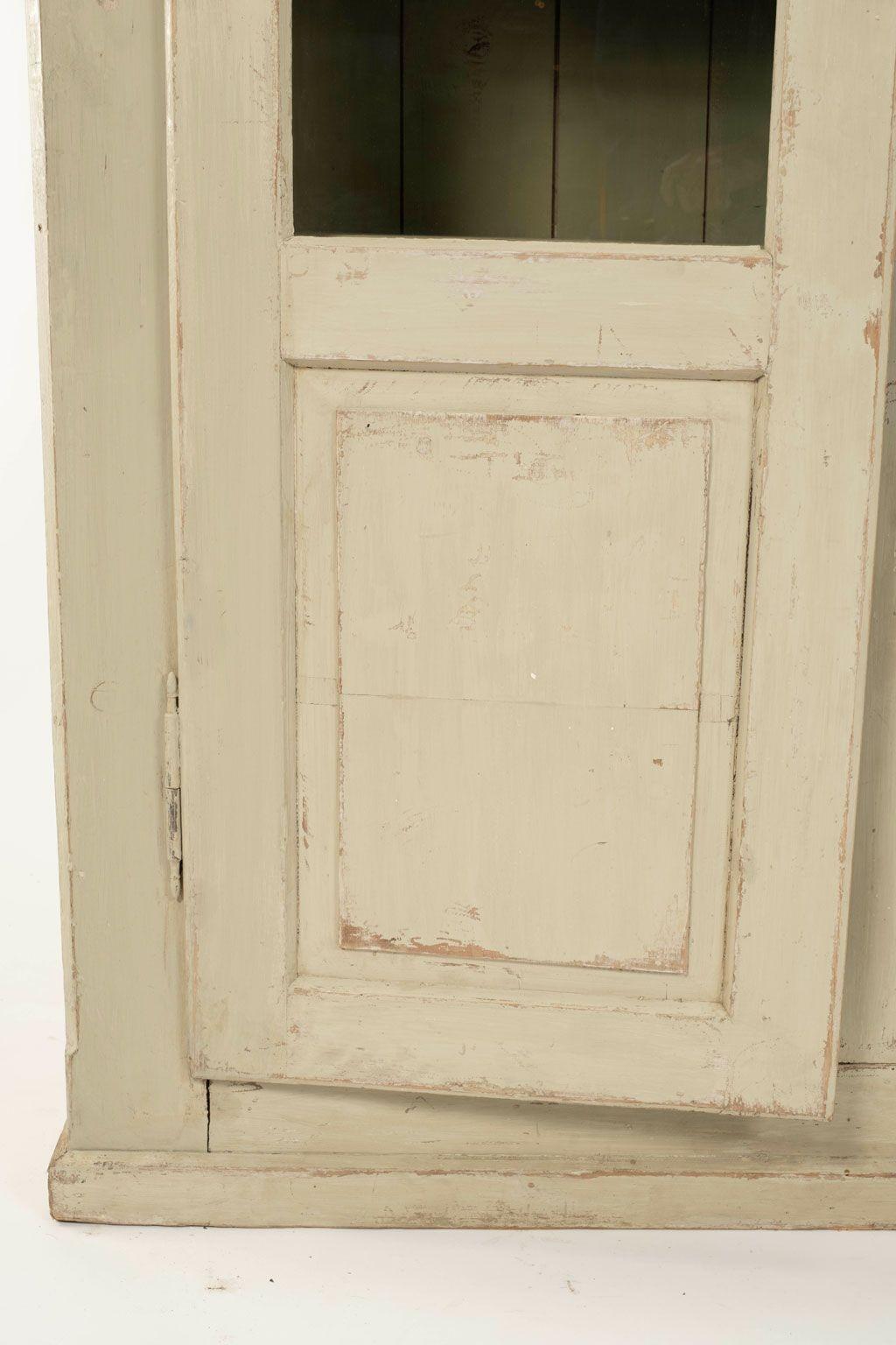 Acier Armoire française peinte en vert-gris avec panneaux émaillés