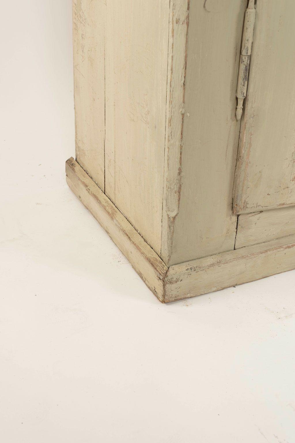 Armoire française peinte en vert-gris avec panneaux émaillés 1