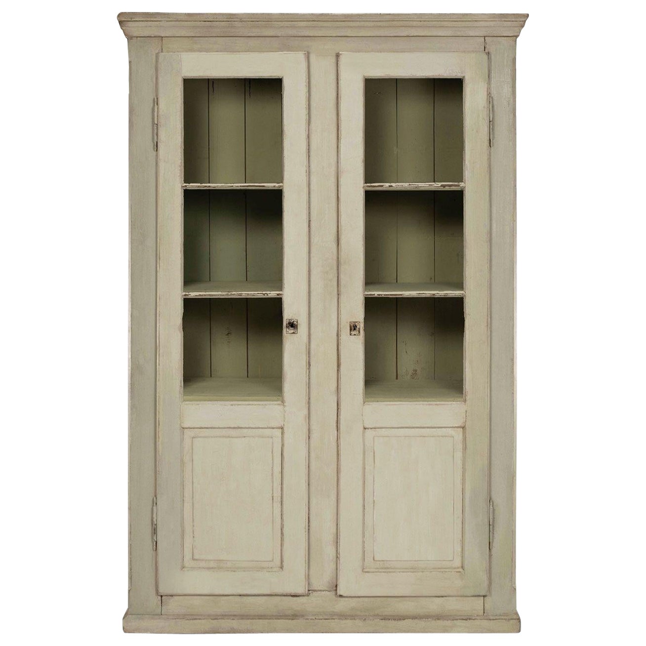 Armoire française peinte en vert-gris avec panneaux émaillés