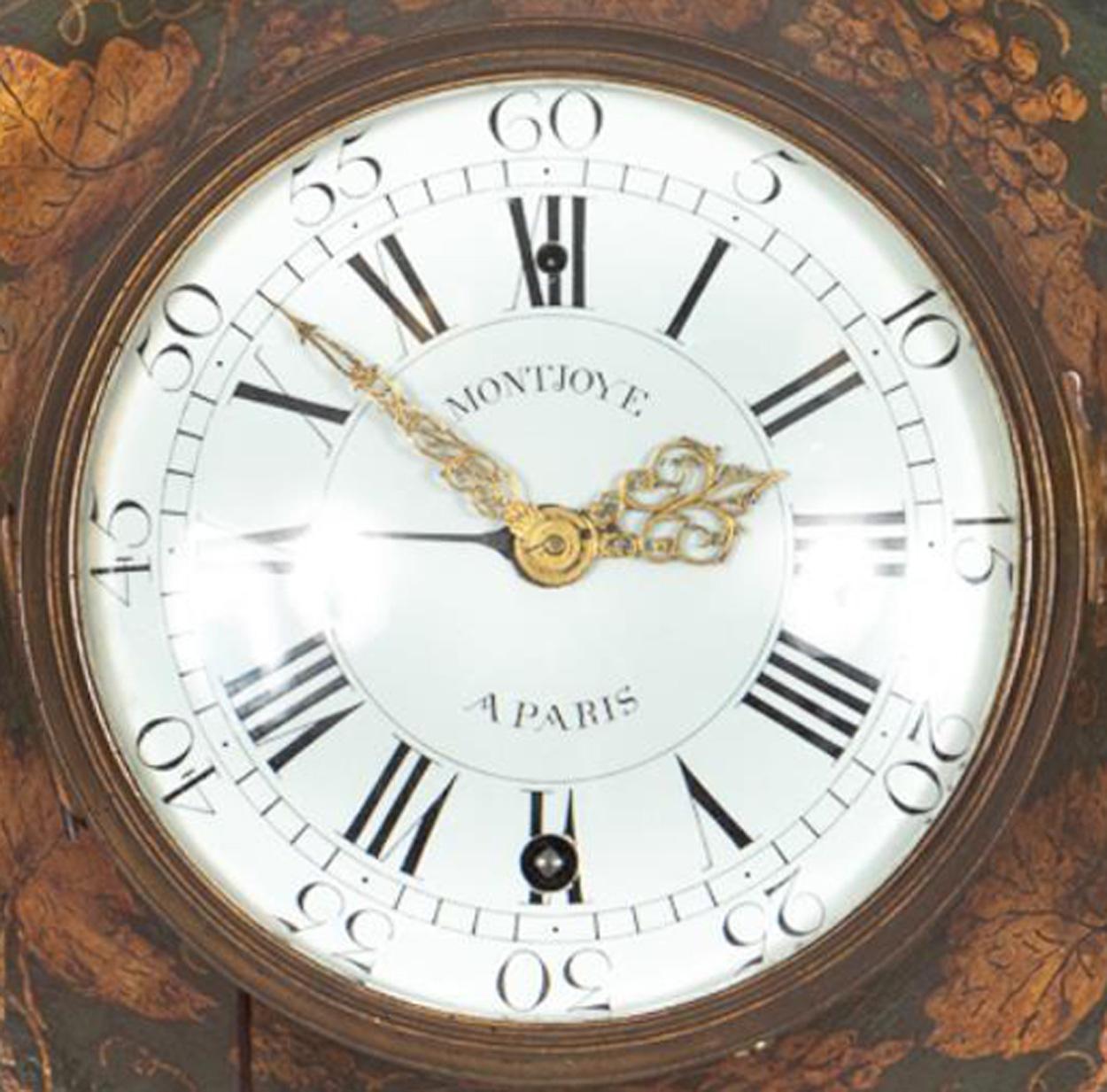 Très rare et désirable horloge murale française du XVIIIe siècle en tole verte décorée de vignes dorées, le cadran peint en blanc avec de fines aiguilles dorées en filigrane, les heures en chiffres romains et un cadran extérieur pour les minutes,