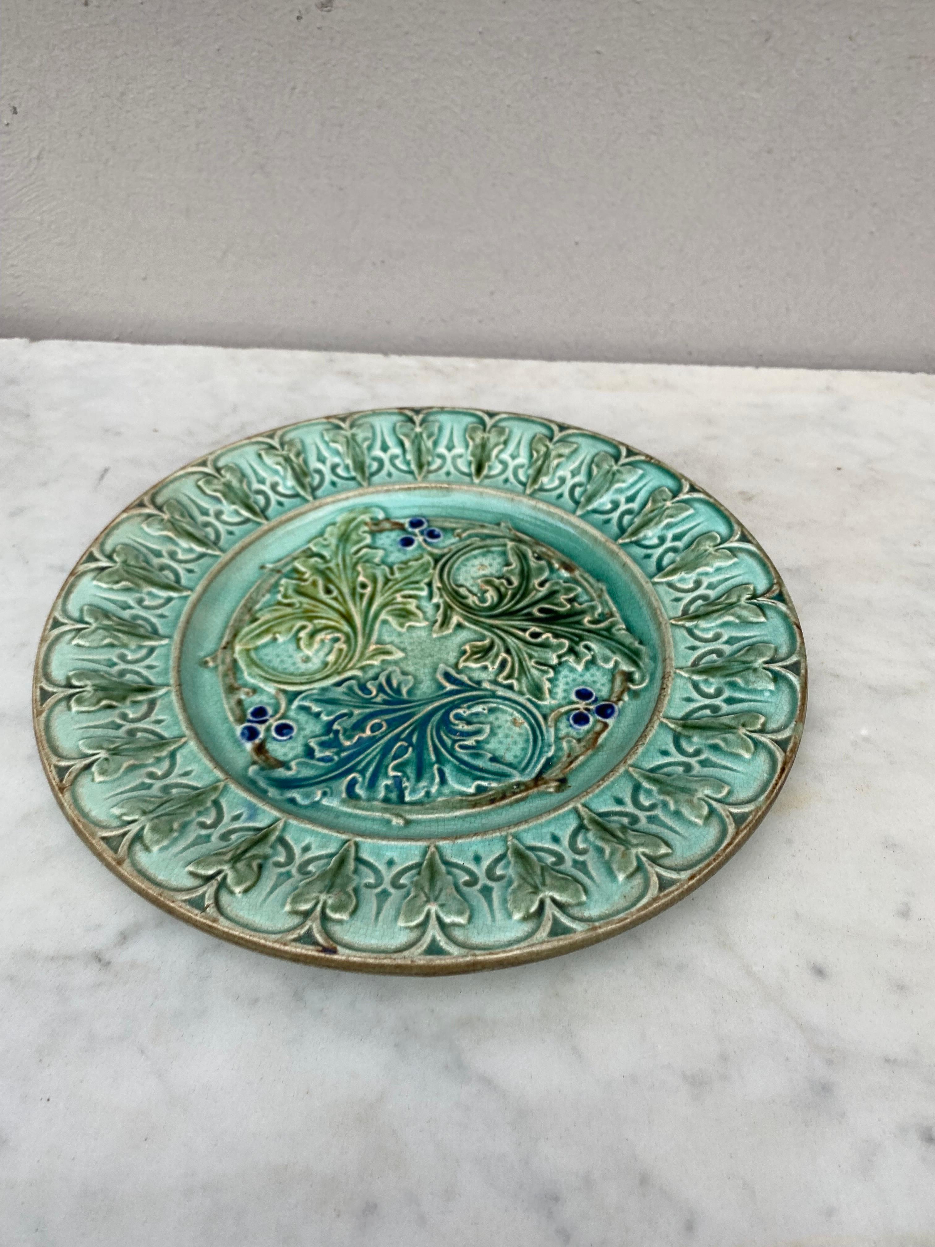 Rustic French Green Majolica Acanthus Leaves Plate, circa 1880 For Sale