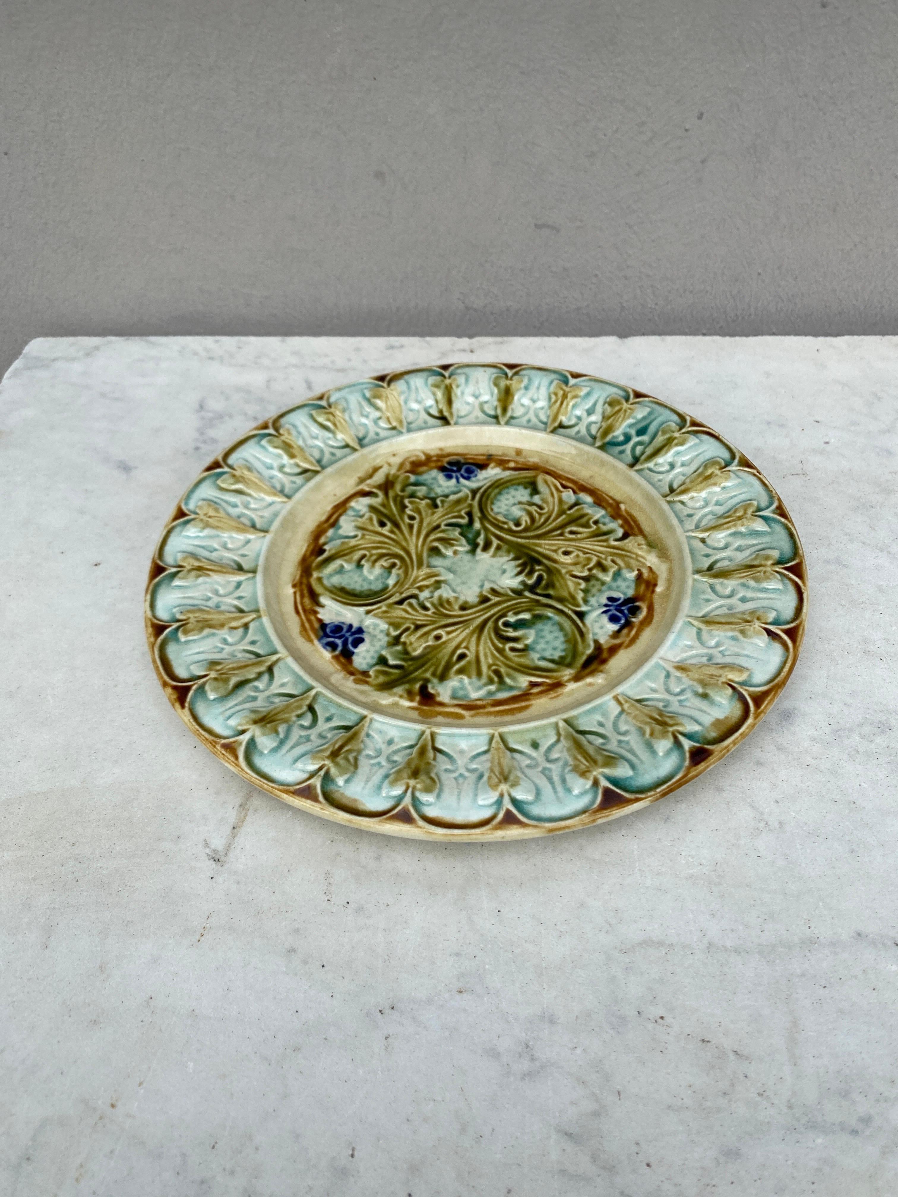 Rustic French Green Majolica Acanthus Leaves Plate, circa 1880 For Sale