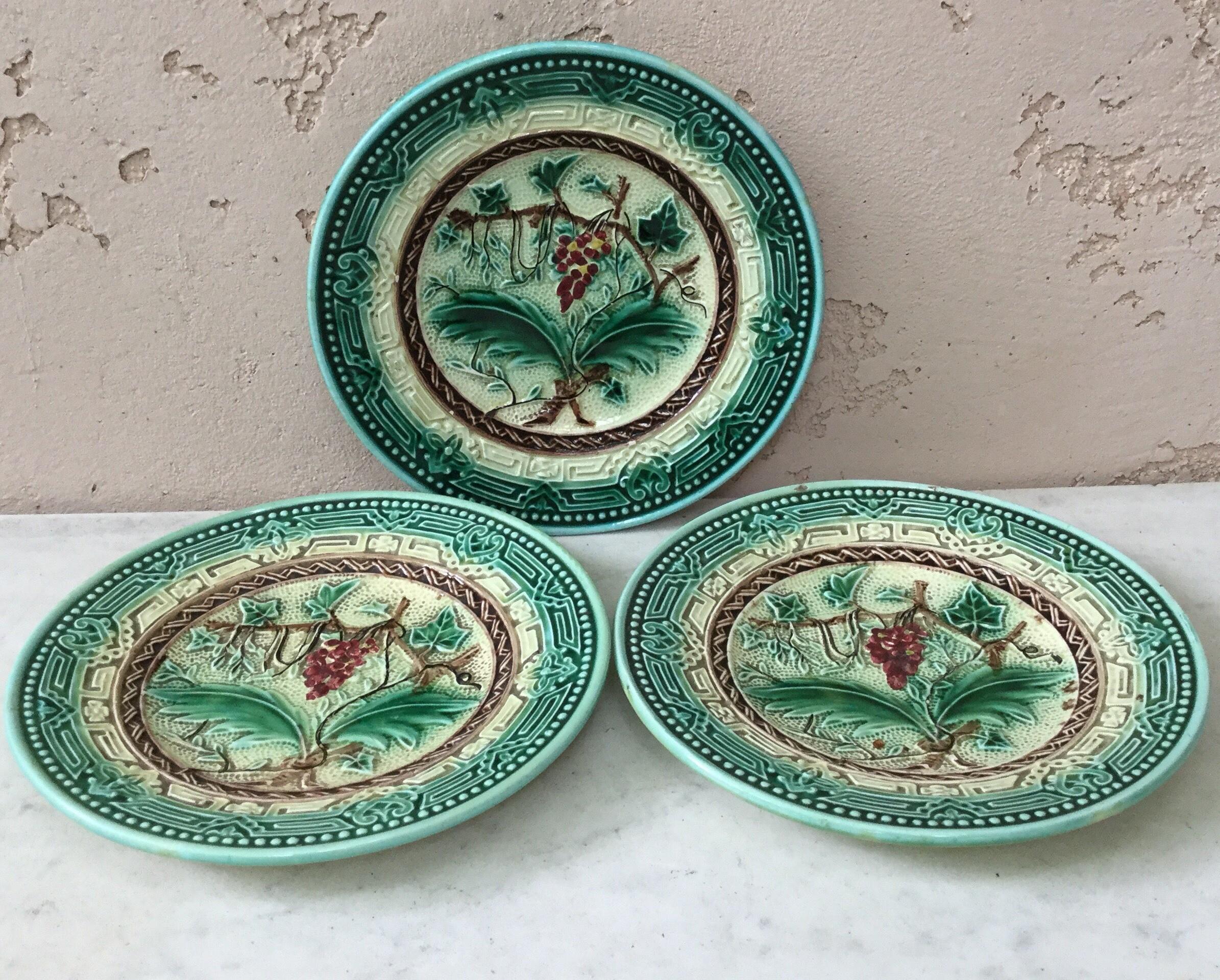 Late 19th Century French Green Majolica Acanthus Leaves Plate, circa 1880 For Sale