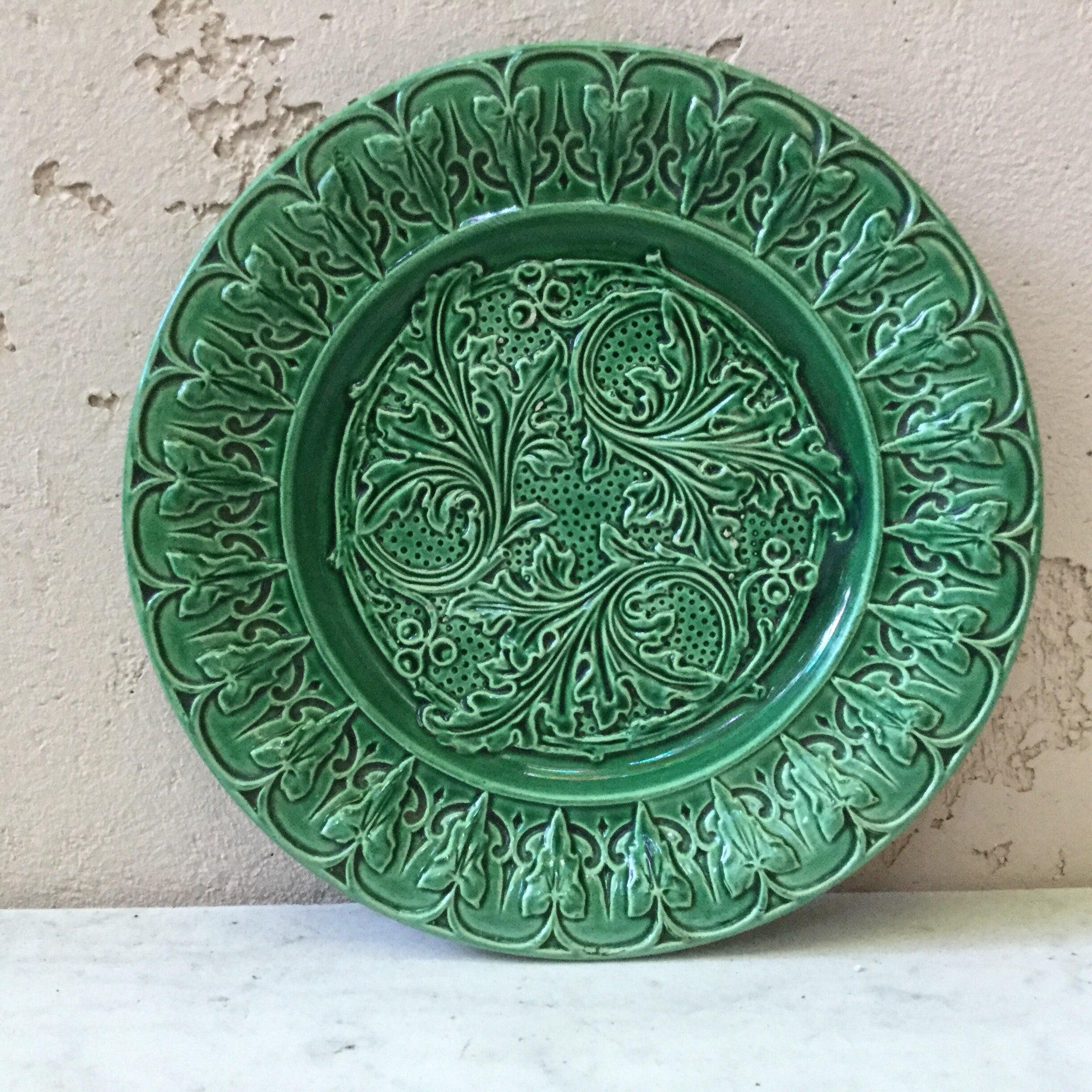 French Green Majolica Acanthus Leaves Plate, circa 1880 For Sale 1