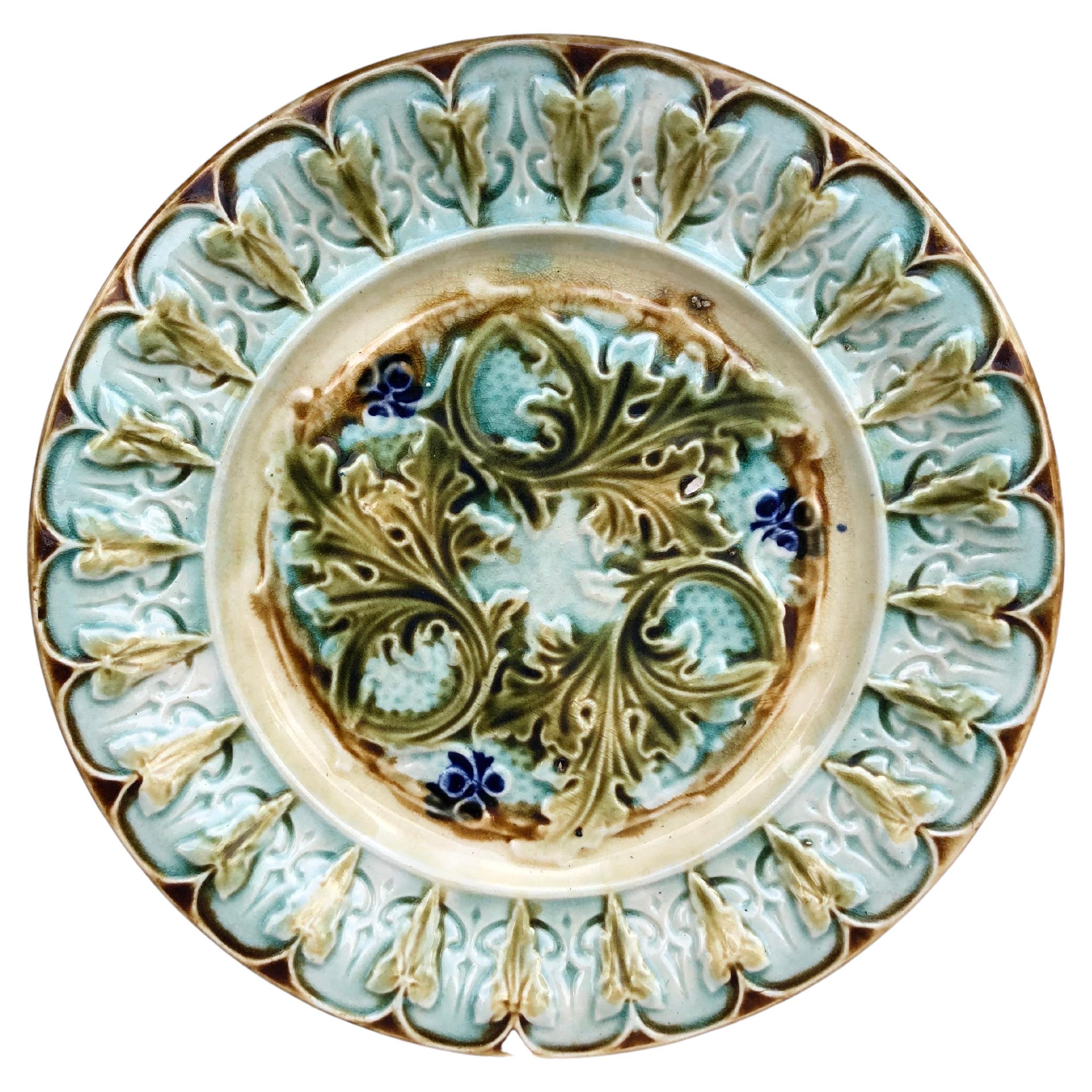Plato francés de mayólica verde con hojas de acanto circa 1880
