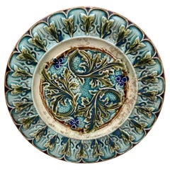 Assiette en majolique verte à feuilles d'Acanthus, vers 1880
