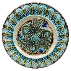 Assiette en majolique verte à feuilles d'Acanthus, vers 1880