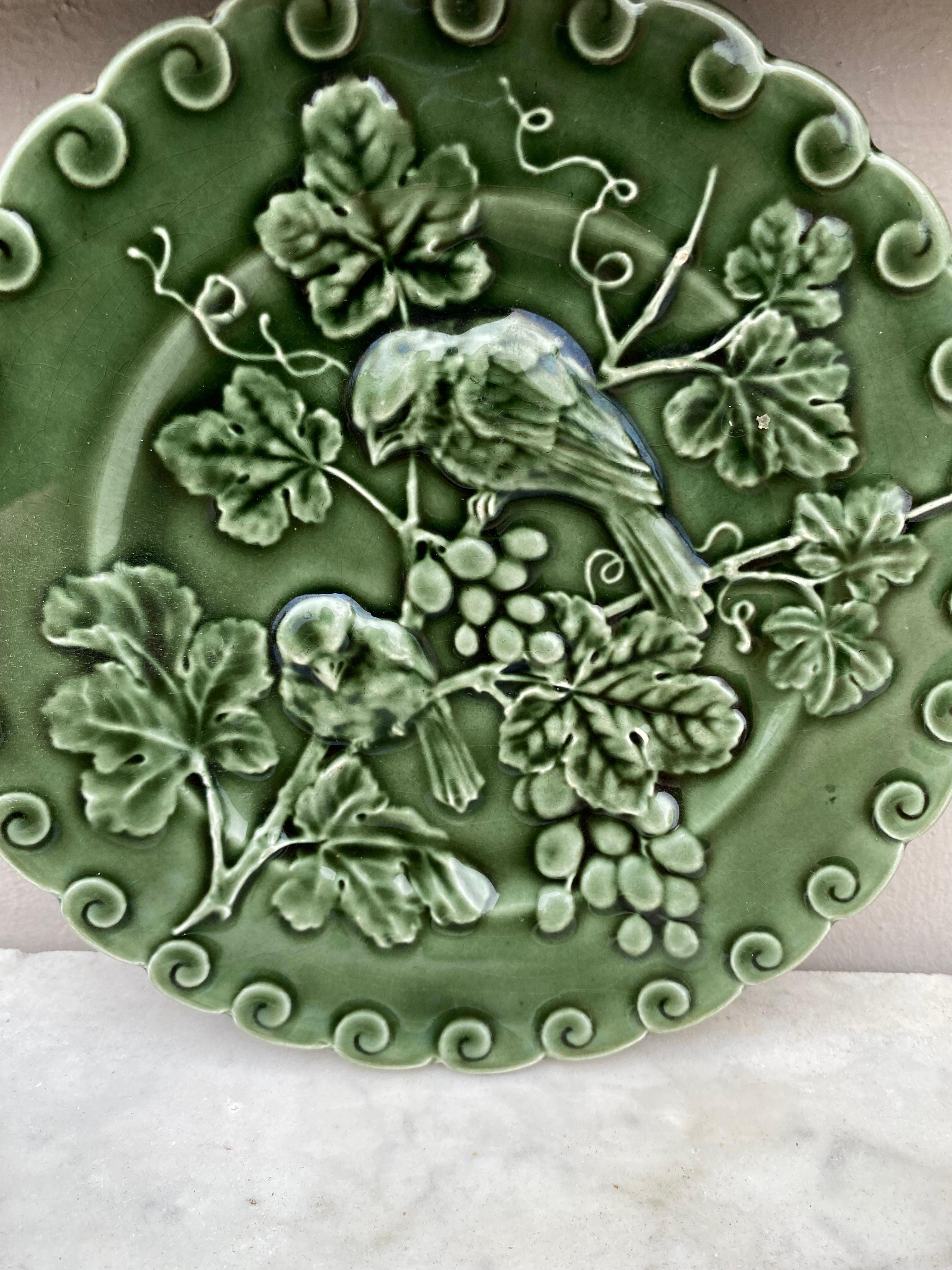 French Green Majolica Birds & Grapes Plate Sarreguemines, circa 1900 In Good Condition In Austin, TX