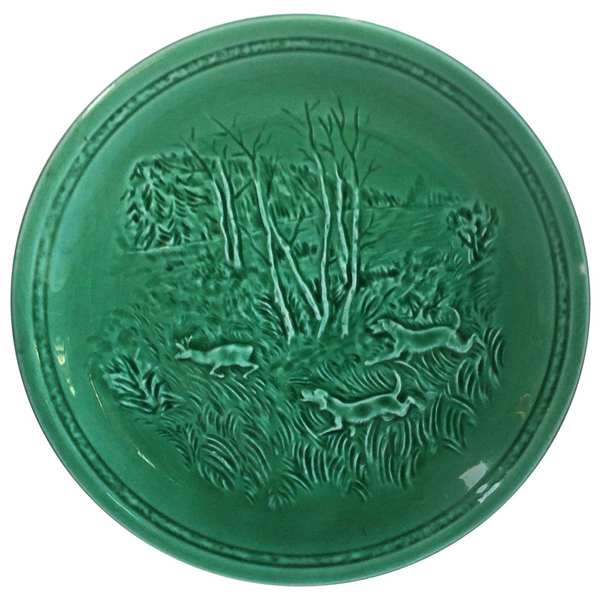 French green Majolica deer and hunting dog plate signed Sarreguemines, circa 1920.
