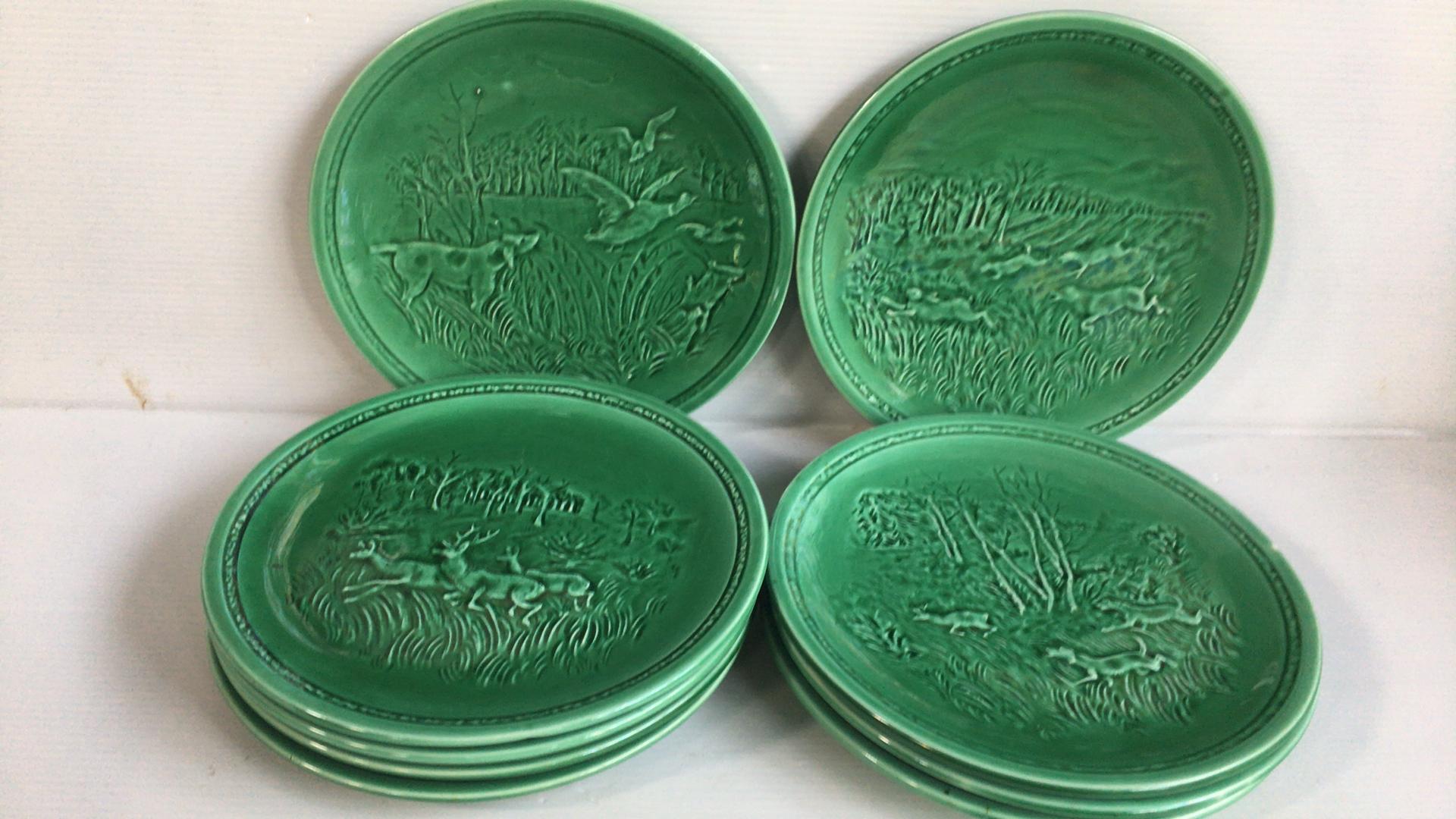 French green Majolica ducks and hunting dog plate signed Sarreguemines, circa 1920.
2 plates available.
