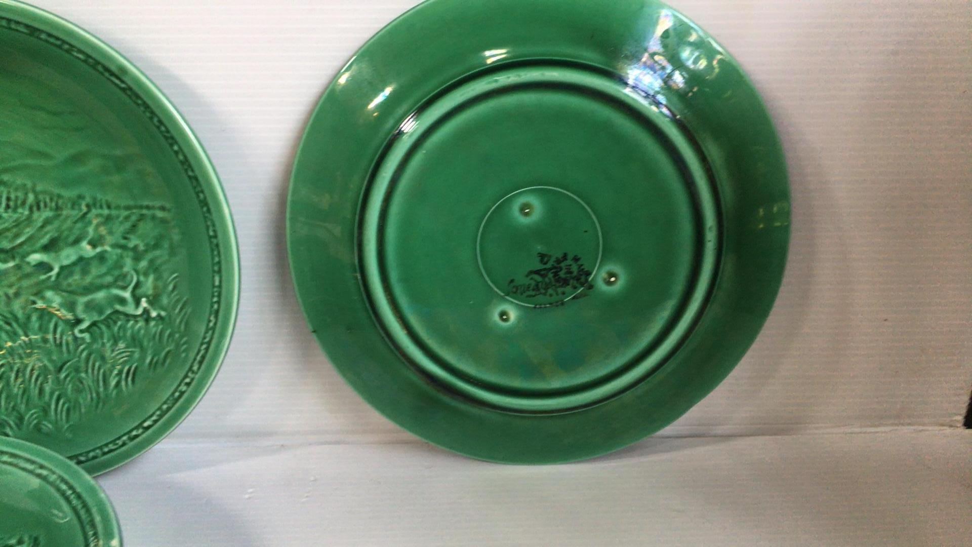 French Green Majolica Ducks and Hunting Dog Plate Sarreguemines, circa 1920 In Good Condition In Austin, TX