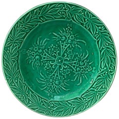 Assiette à fruits en majolique verte française Salins, vers 1880