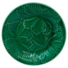 Assiette à feuilles vertes en majolique française Clairefontaine, vers 1890