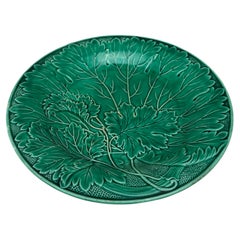 Plato Montereau de hojas de mayólica verde francesa, hacia 1890