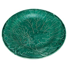 Plato Montereau de hojas de mayólica verde francesa, hacia 1890