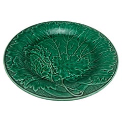 Plato Montereau de hojas de mayólica verde francesa, hacia 1890