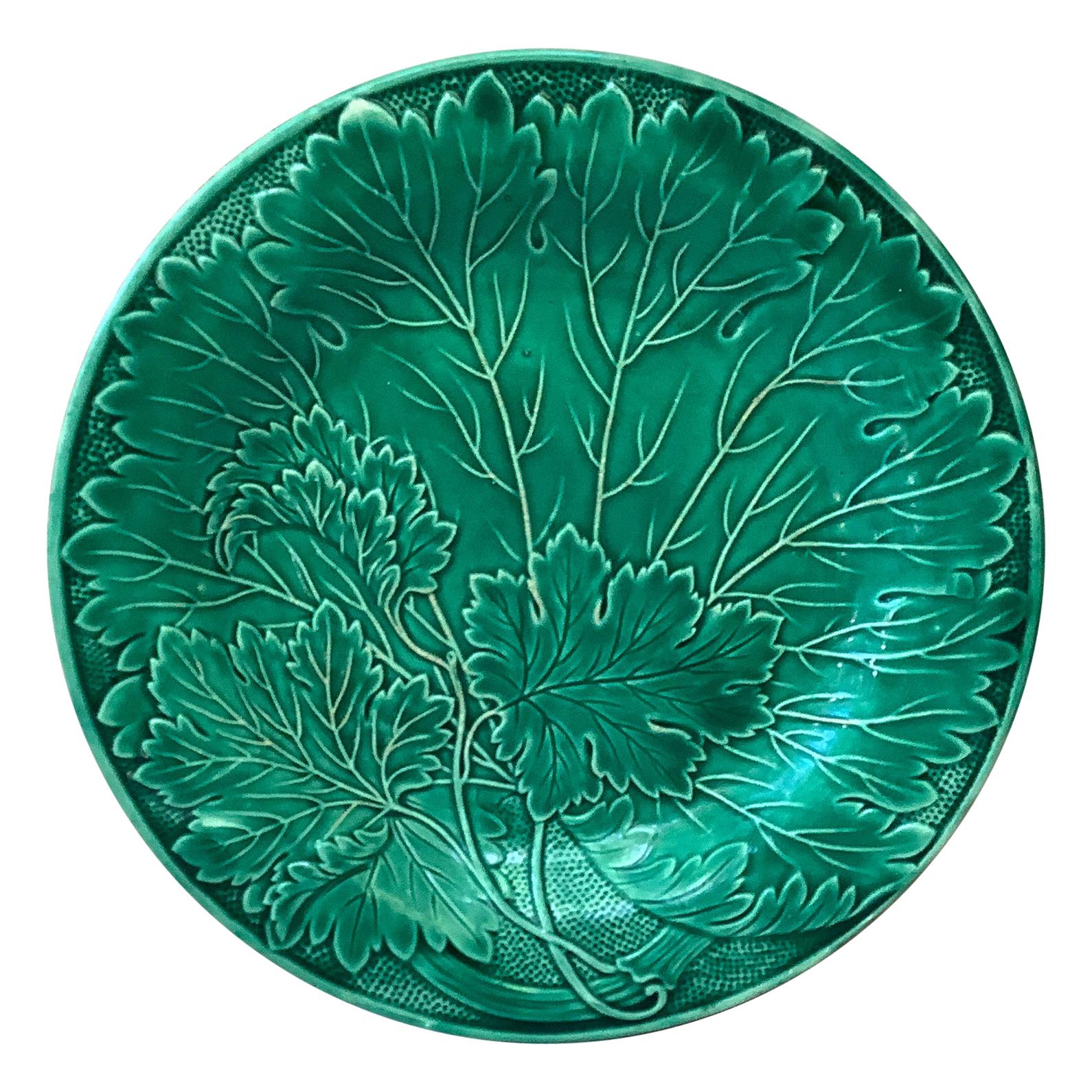 Assiette à feuilles en majolique verte française Montereau, vers 1890