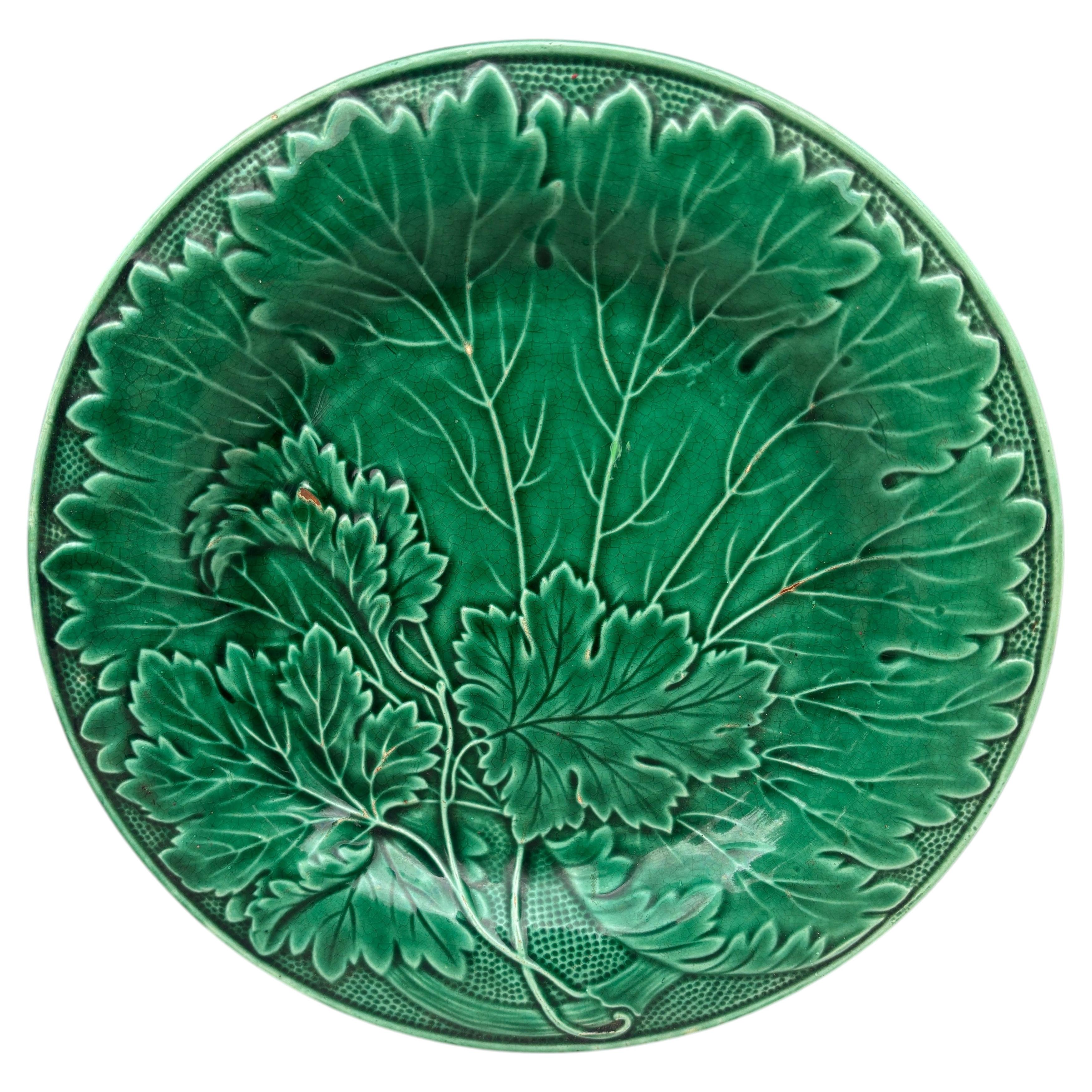 Französischer grüner Majolika-Blätterteller Montereau, um 1890