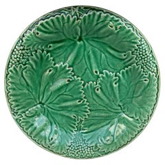 Assiette à feuilles en majolique verte française Salins, vers 1890