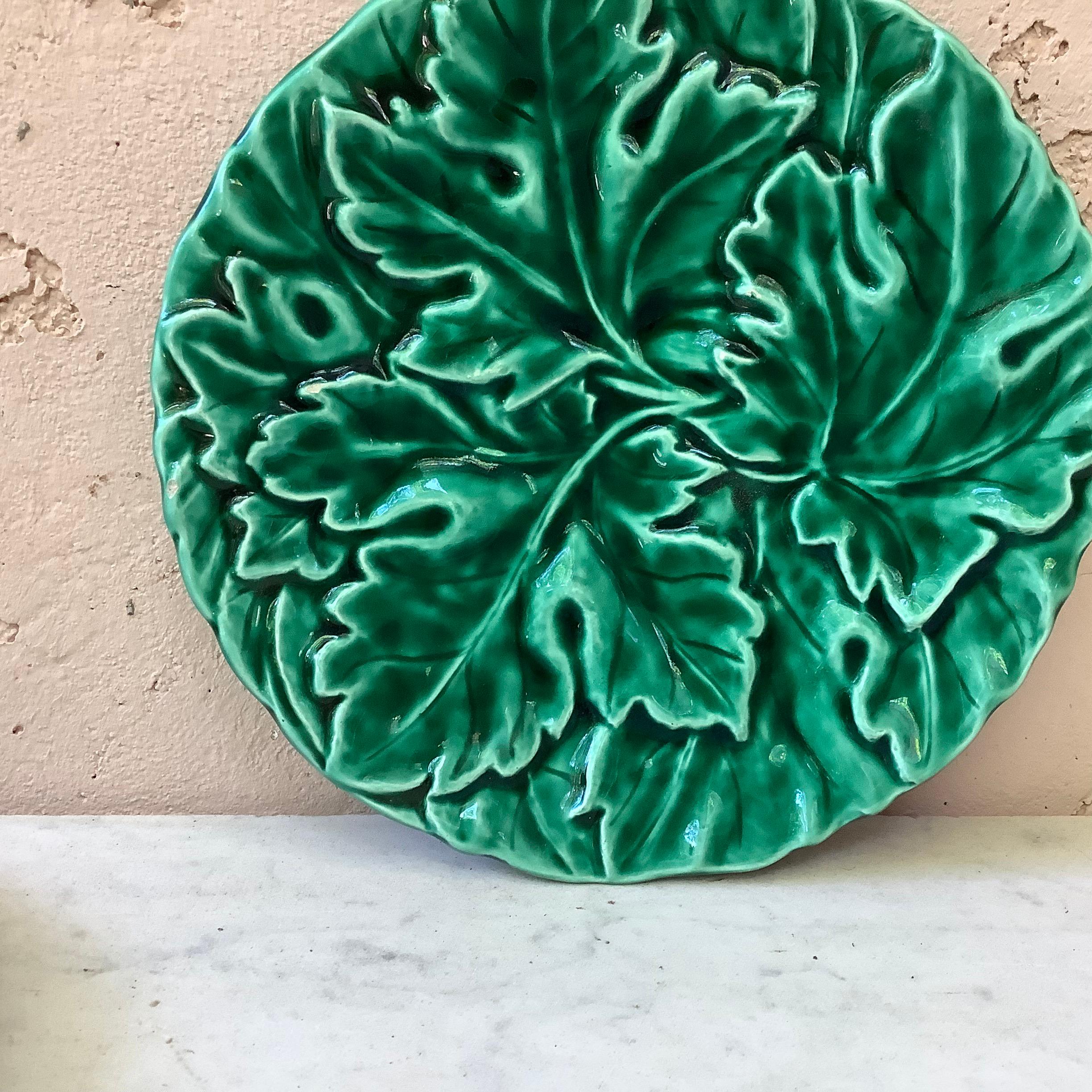 French green Majolica leaves plate signed Sarreguemines Digoin, circa 1930.