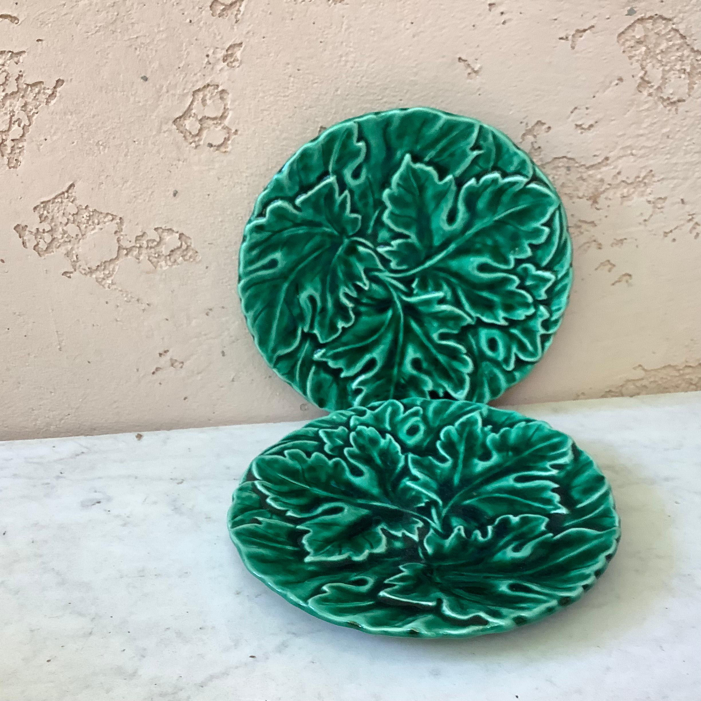 French Green Majolica Leaves Plate Sarreguemines Digoin, circa 1930 In Good Condition For Sale In Austin, TX