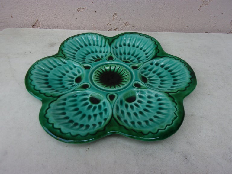 French green Majolica oyster signed Marcel Guillot, circa 1950.