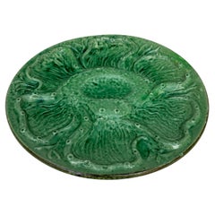 Französischer grüner Majolikateller mit Austernkraken Aetgina Vallauris, um 1950