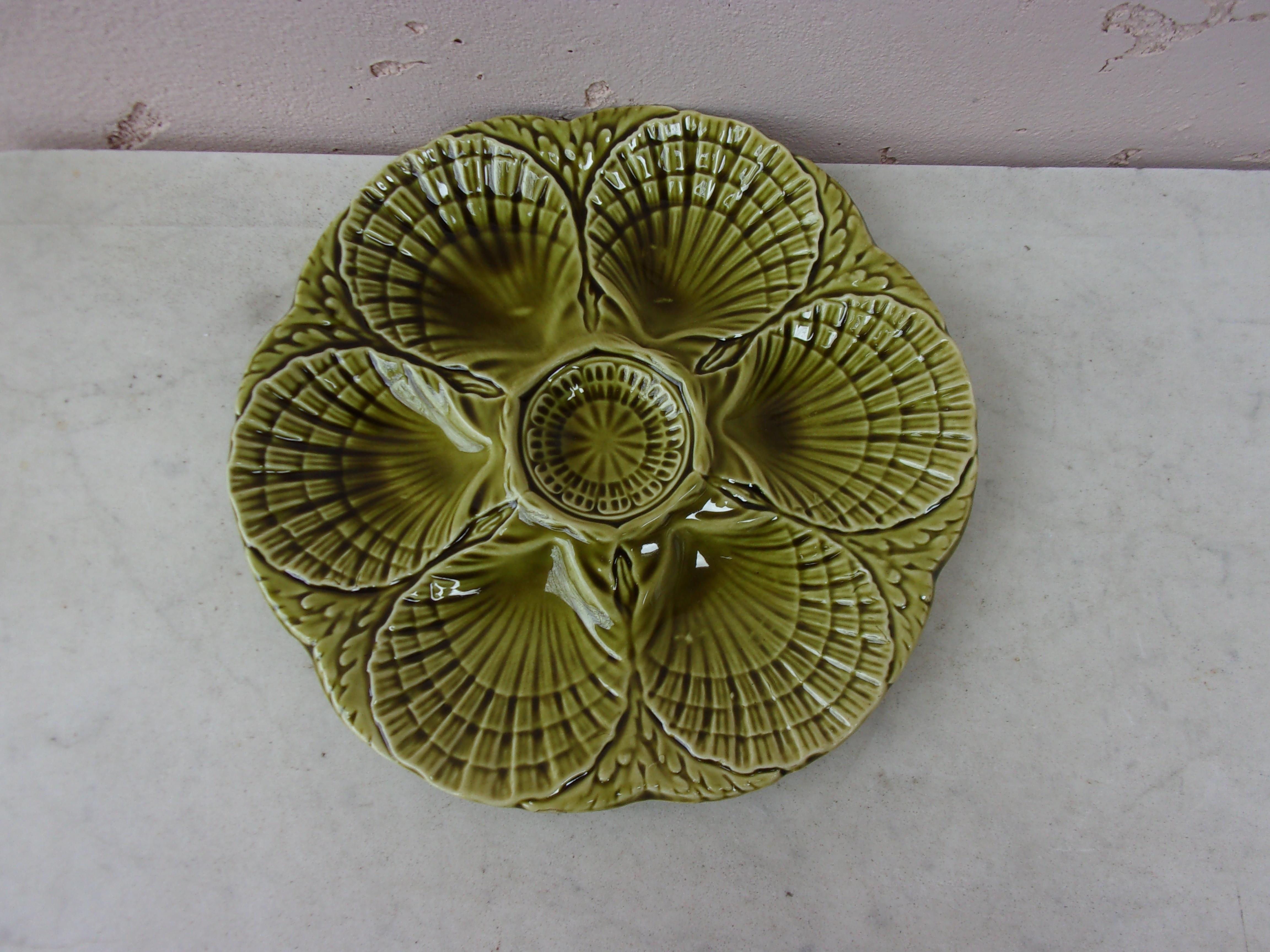 French green Majolica oyster plate signed Sarreguemines, circa 1930.
  