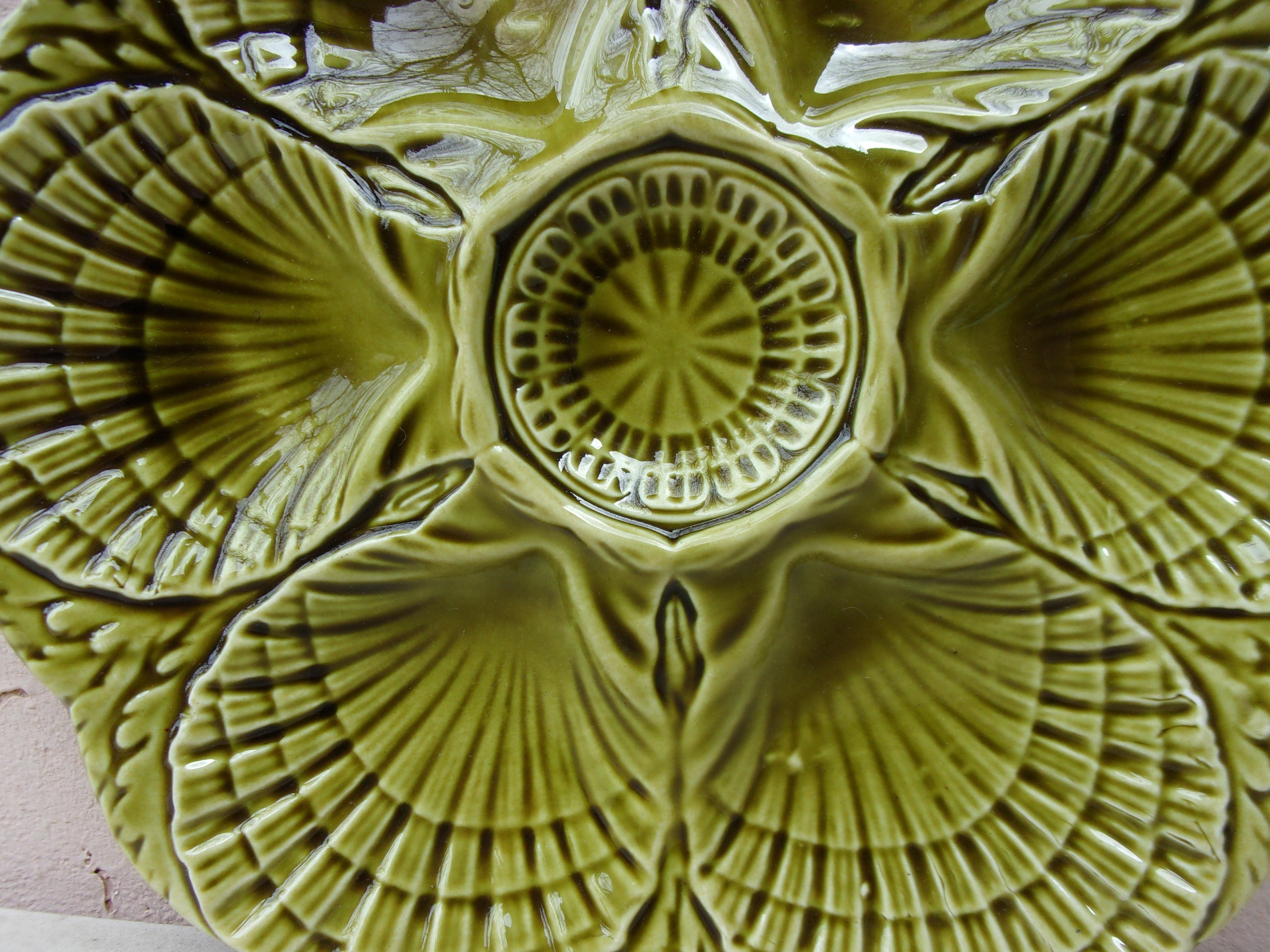 Art déco Assiette à huîtres en majolique verte de Sarreguemines, vers 1930 en vente