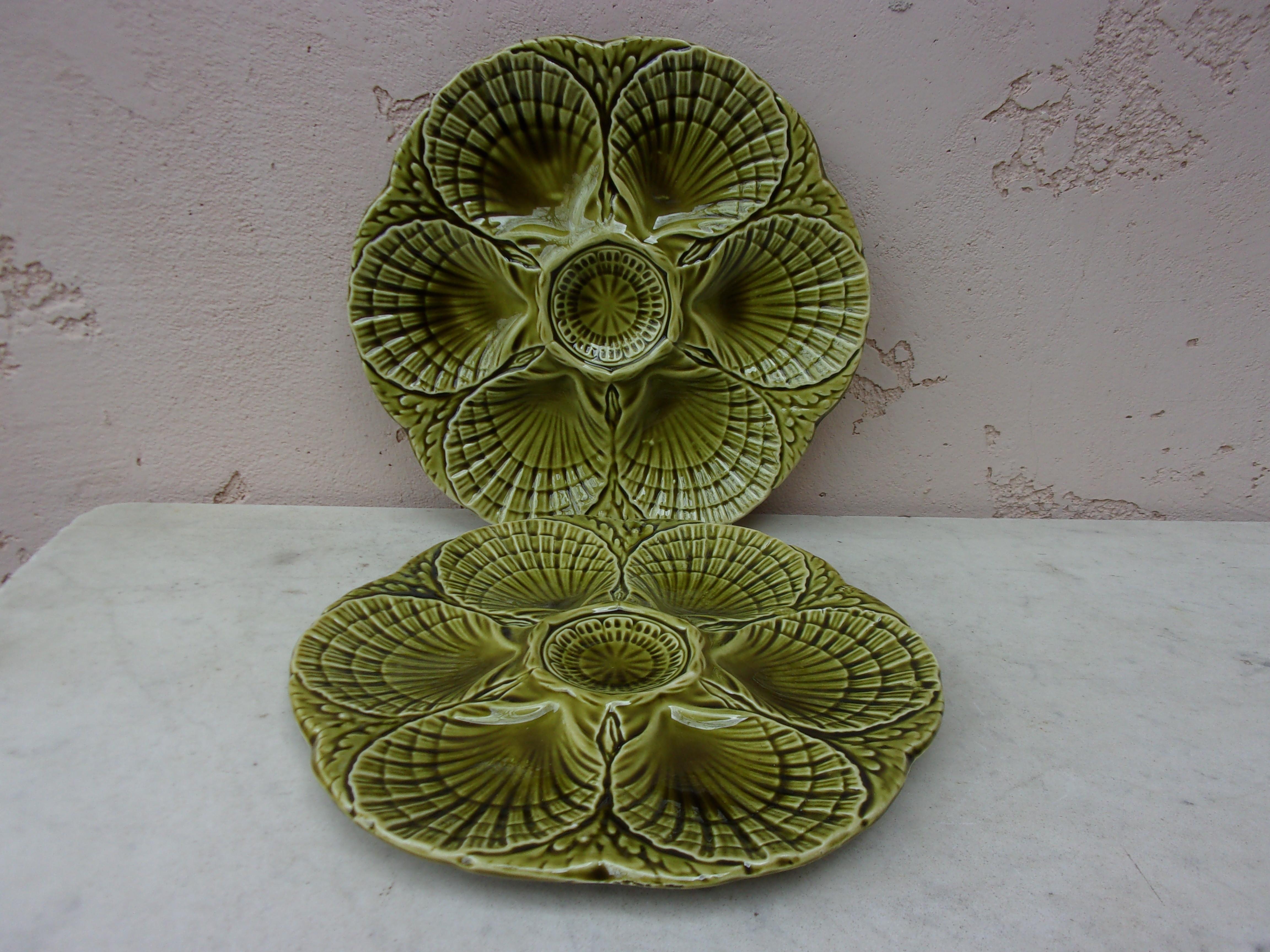 Assiette à huîtres en majolique verte de Sarreguemines, vers 1930 en vente 1