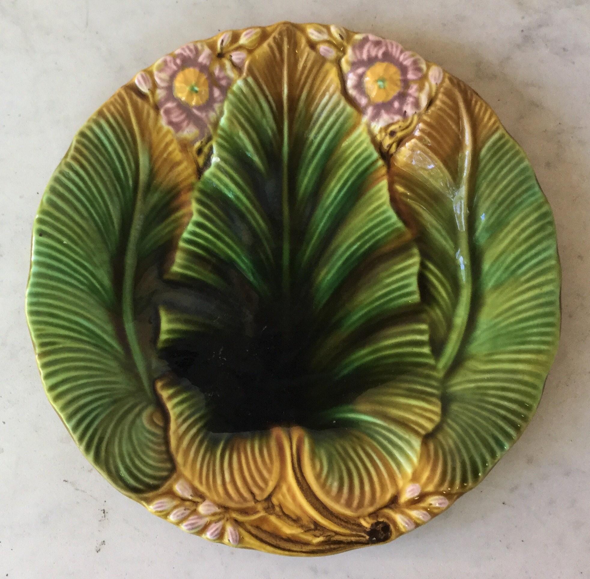 Plato francés de mayólica verde con hojas Circa 1890 Fines del siglo XIX en venta