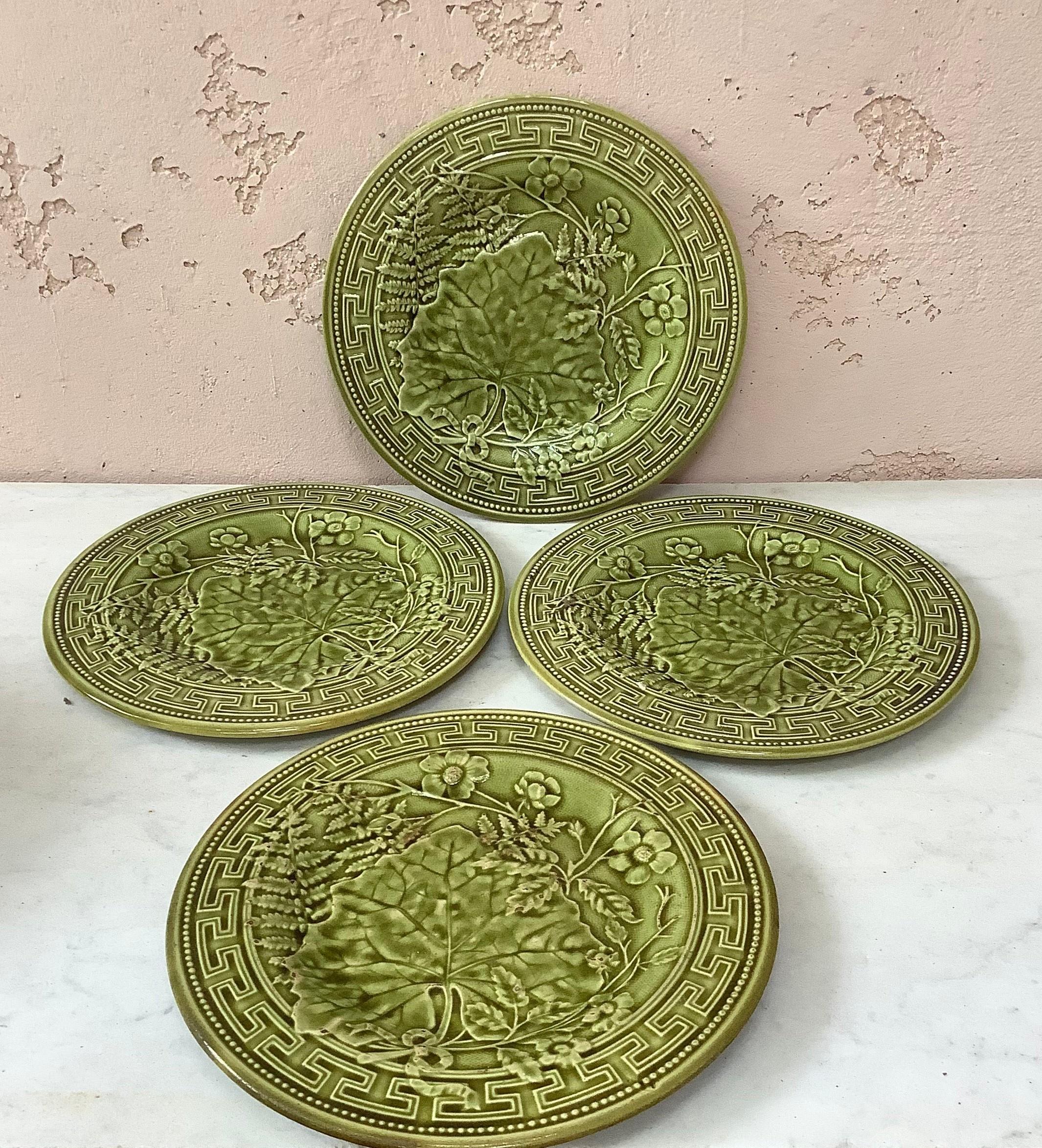 Plato francés de mayólica verde con hojas Circa 1890 Cerámico en venta
