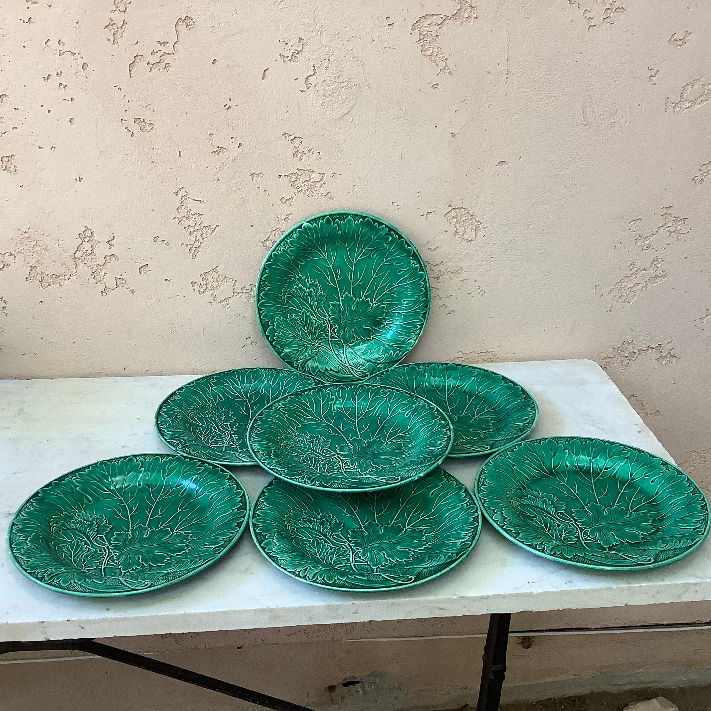 Plato francés de mayólica verde con hojas Circa 1890 en venta 1