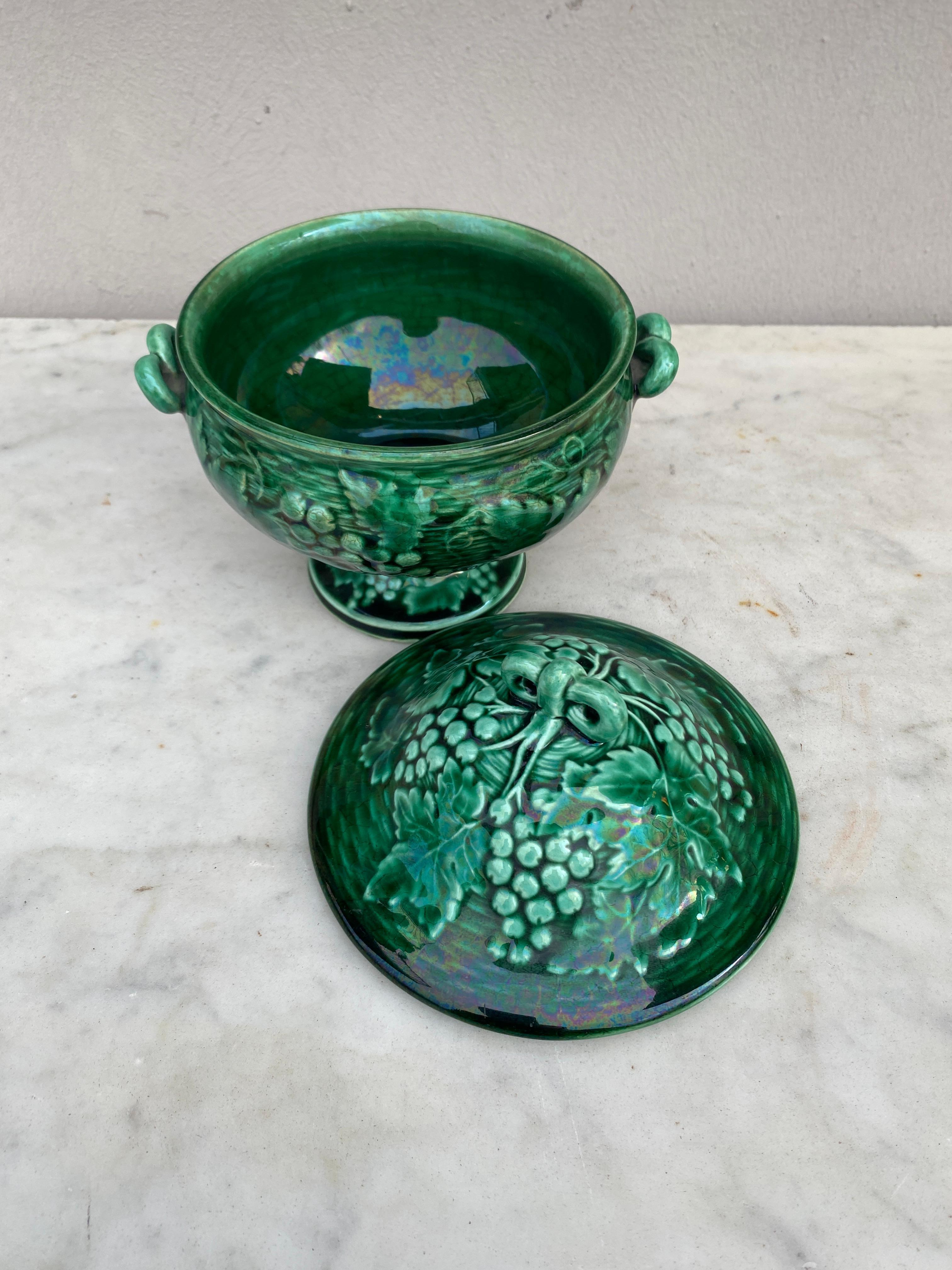 French Green Majolica Tureen with Grapes, circa 1890 In Good Condition For Sale In Austin, TX