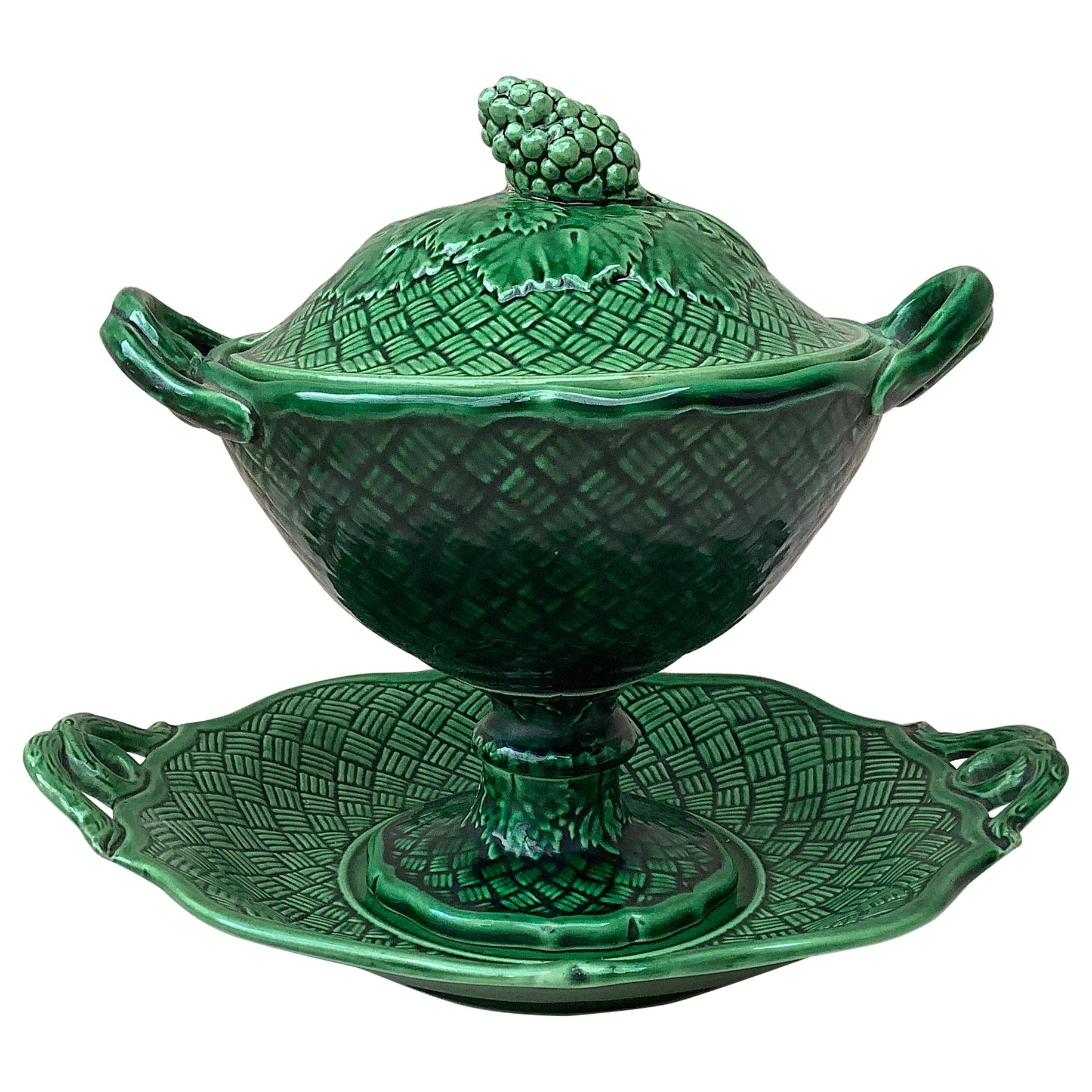 French Green Majolica Tureen with Stand Sarreguemines, circa 1870 For Sale 4