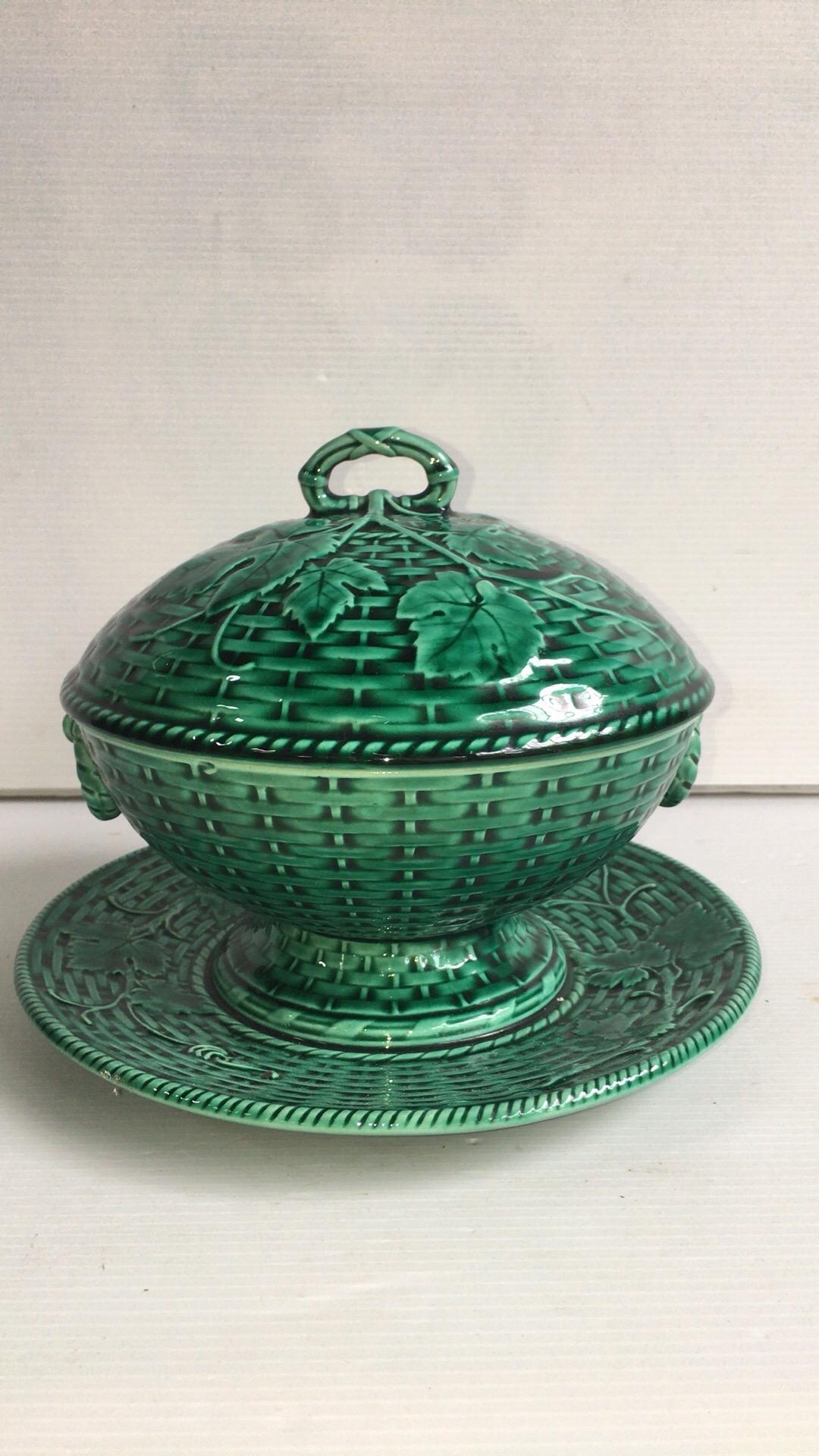 19th Century green Majolica tureen with stand signed Sarreguemines Majolica, circa 1870
With grapes leaves.
Height / 7.5